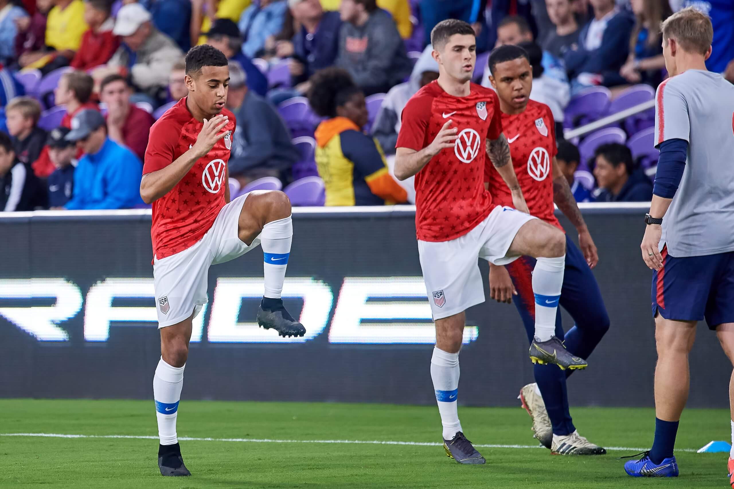 Tyler Adams, Christian Pulisic y Weston McKennie calientan antes de un partido de USMNT