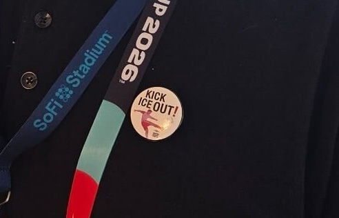 Foto de primer plano de una insignia de Kick Ice Out en un empleado del SoFi Stadium.
