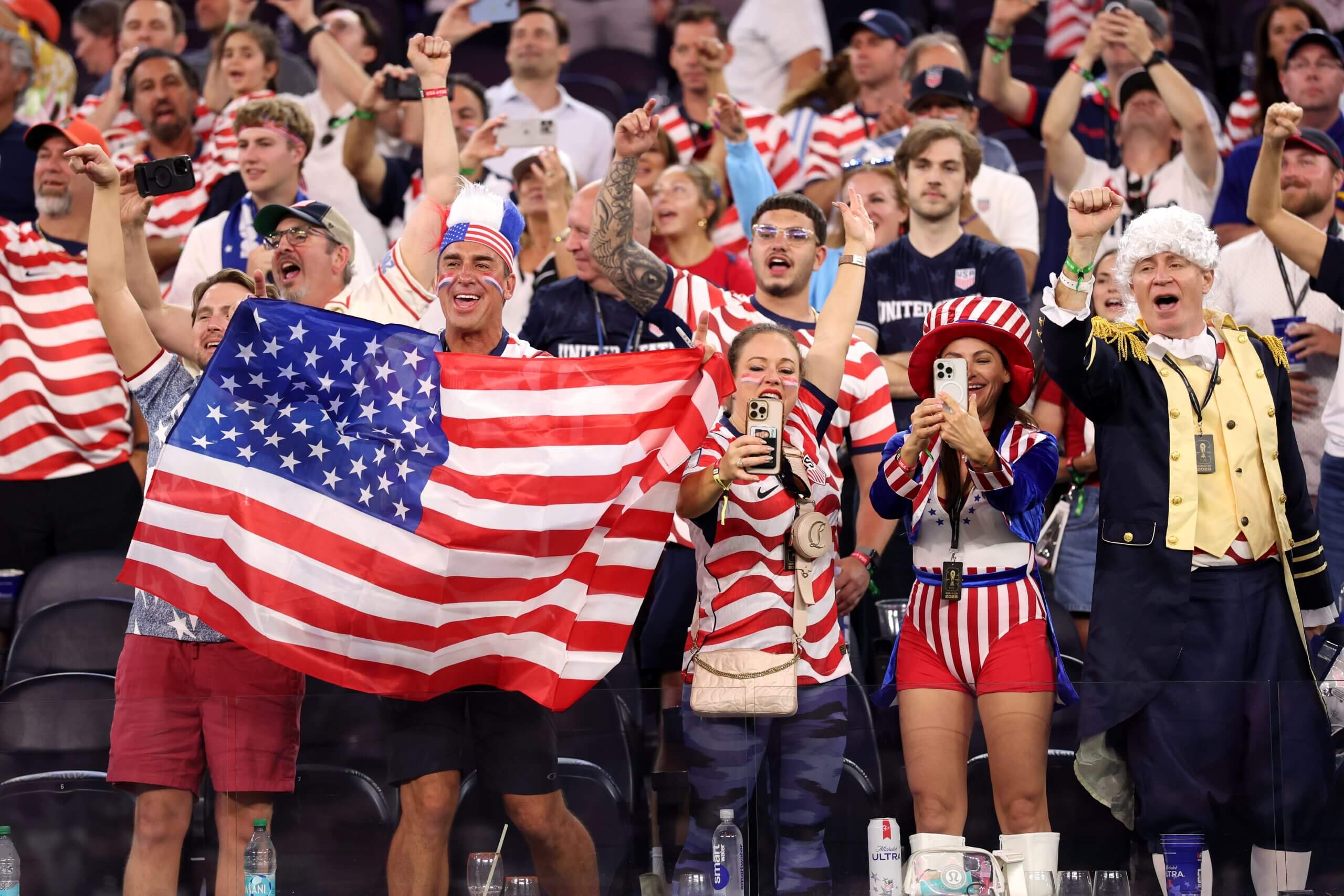 Los fanáticos del USMNT celebran la victoria en la Copa del Mundo sobre Paraguay