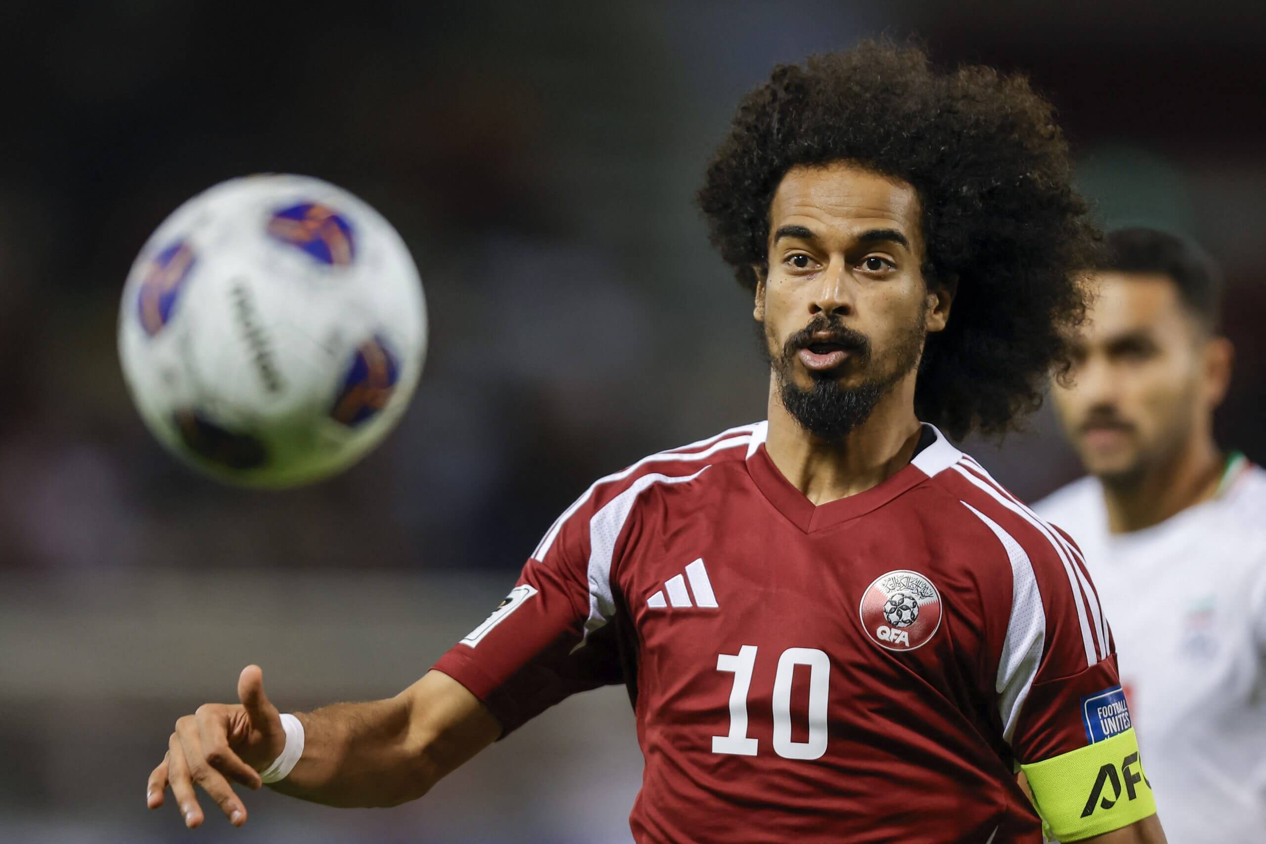 Akram Afif de Qatar durante una victoria clave sobre Irán en la clasificación para la Copa del Mundo