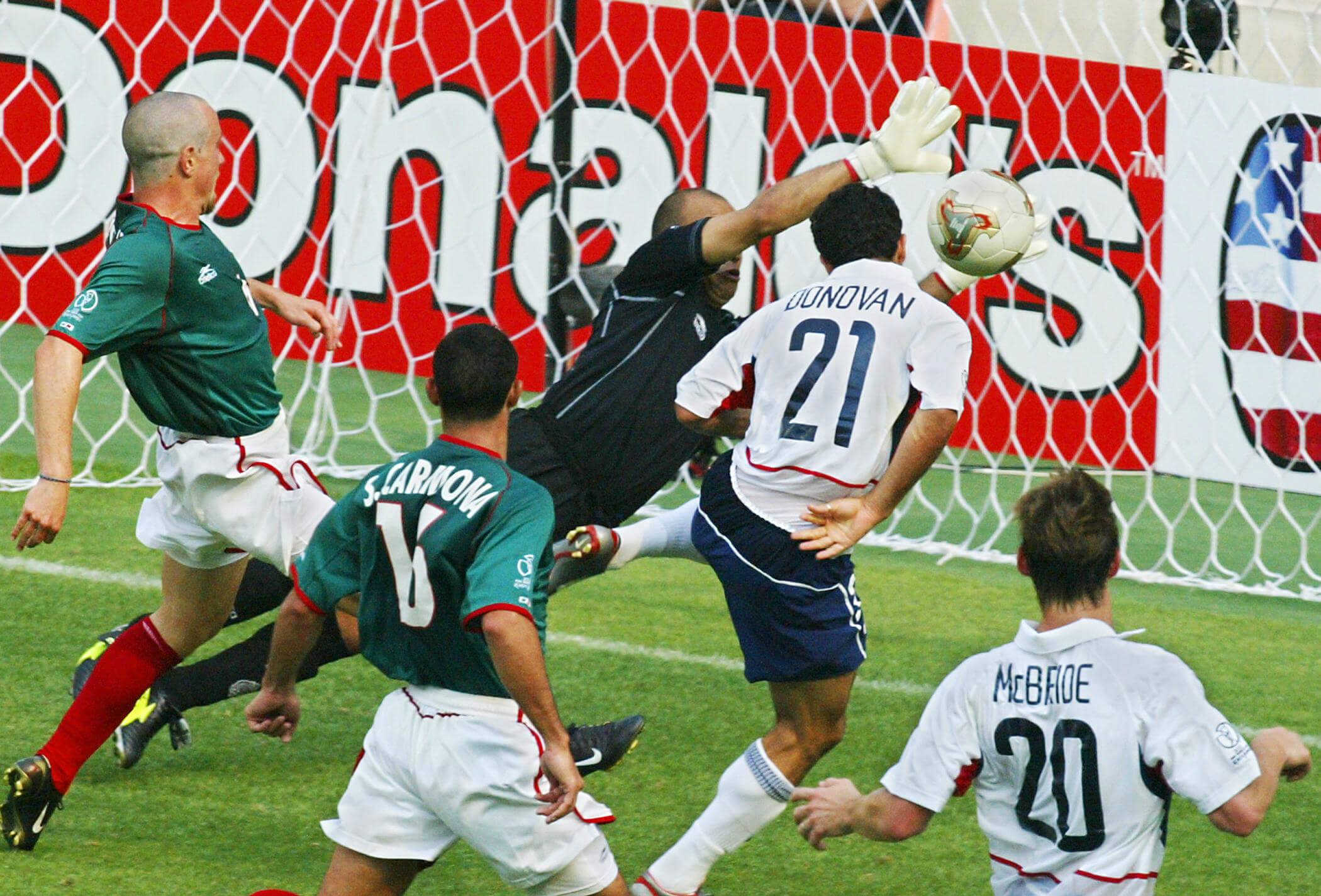Landon Donovan marca un cabezazo contra México en el Mundial de 2002.