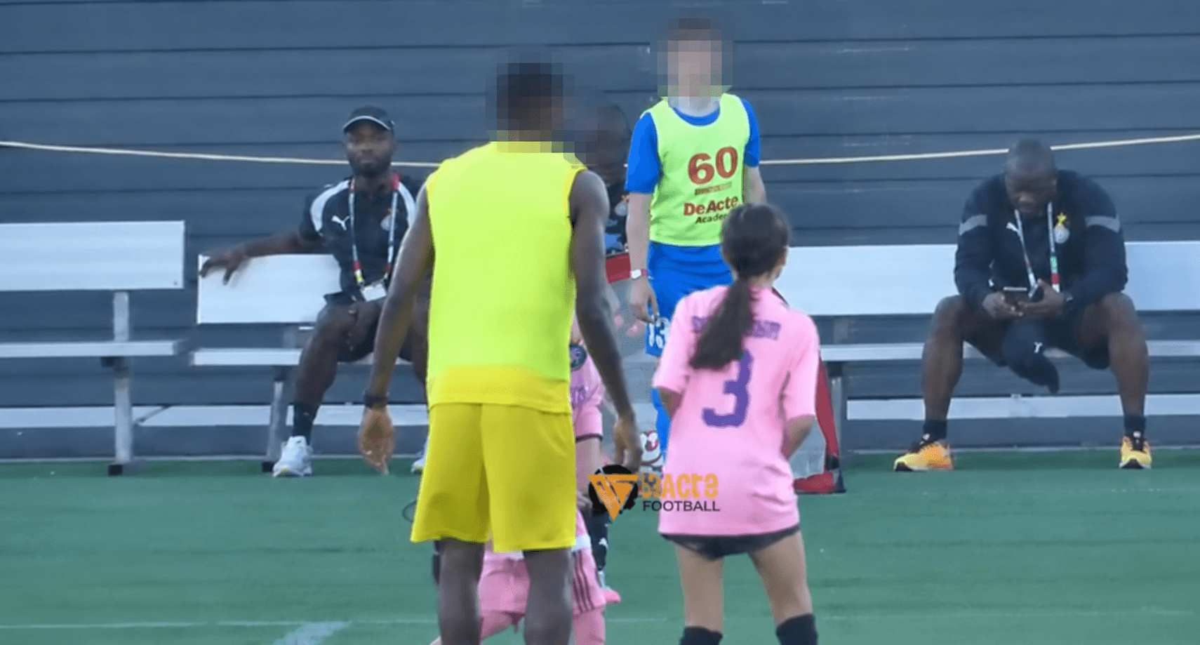Espaldas de jugadores en un partido de fútbol