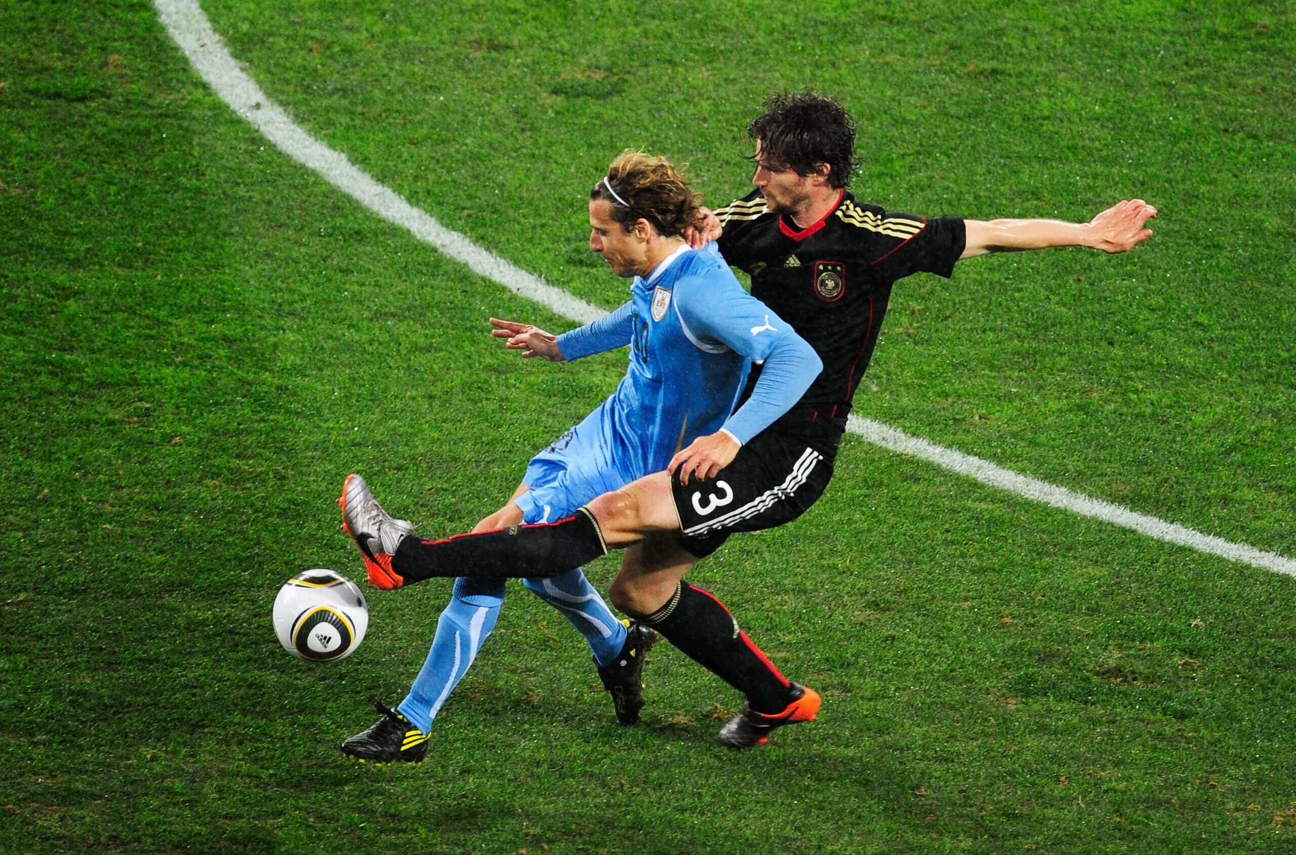 Arne Friedrich defiende a Diego Forlán en el Mundial de 2010.