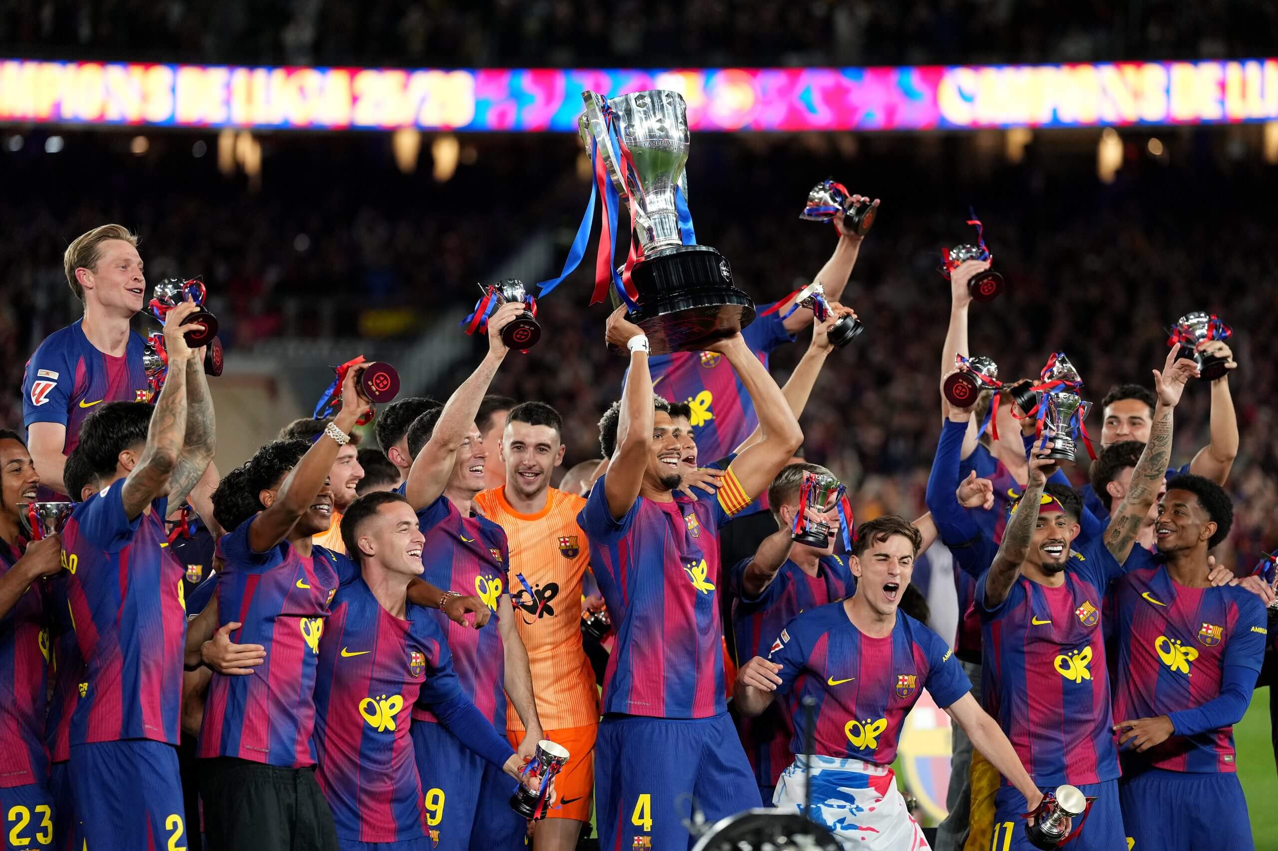Araujo levanta el trofeo de La Liga después de que el Barcelona venciera al Real Madrid para asegurar el título en mayo. 