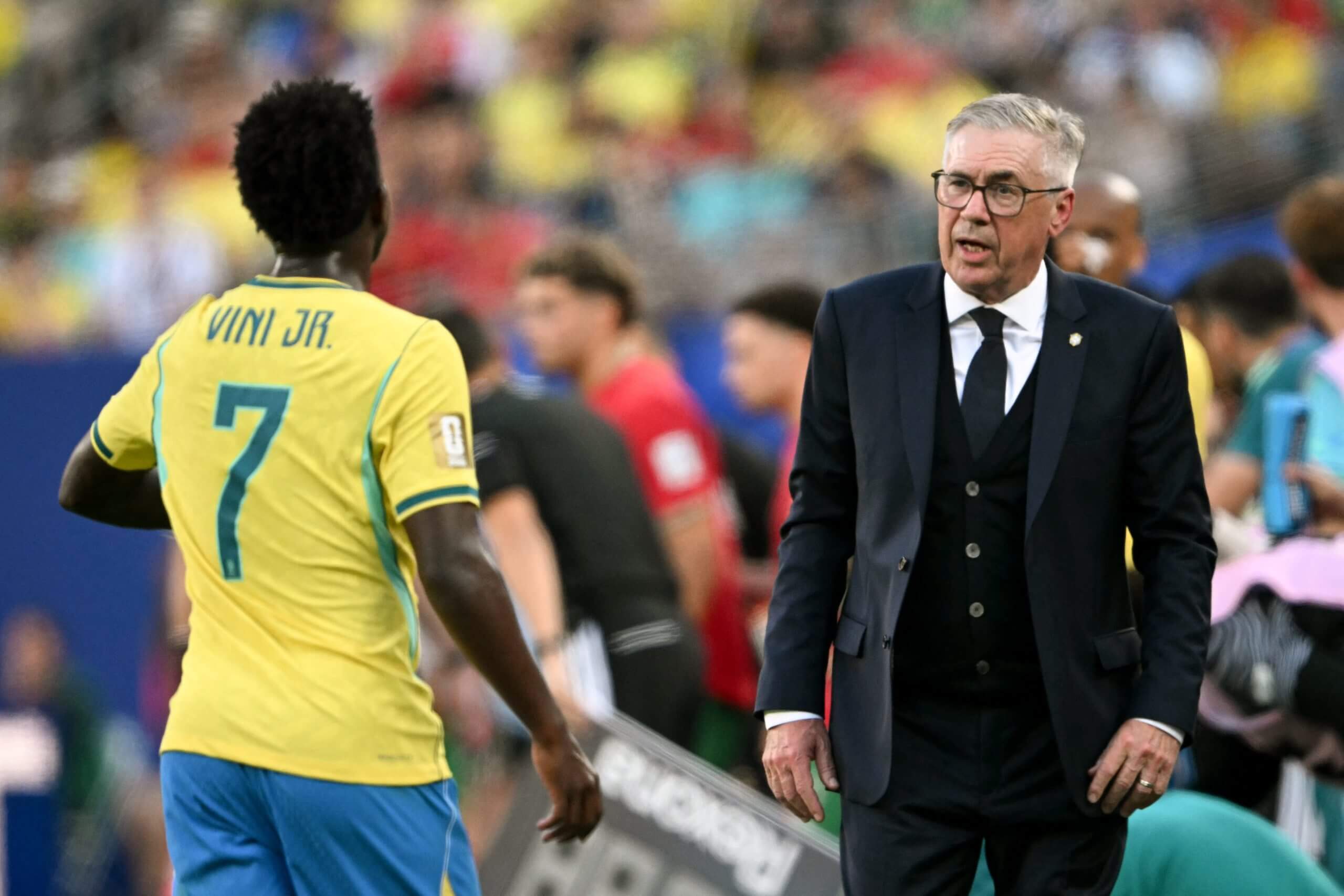 Carlo Ancelotti habla con Vinicius Jr durante el empate 1-1 de Brasil con Marruecos durante el primer partido de la Copa Mundial de la FIFA. 