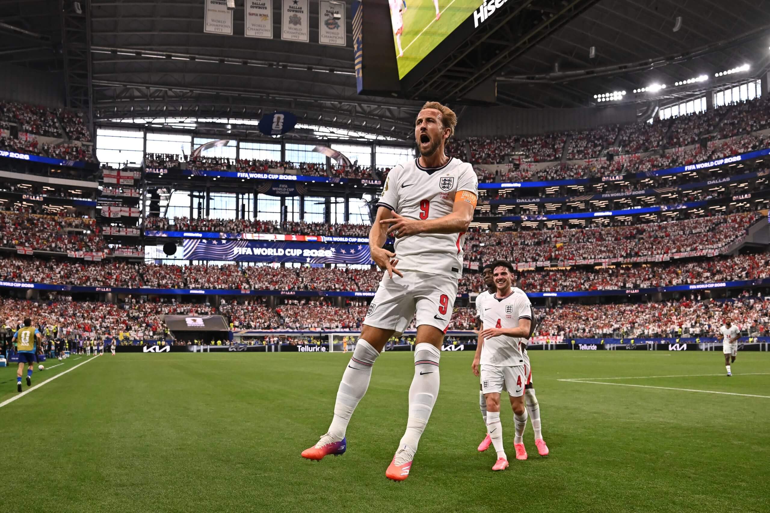 Harry Kane celebra el gol de Inglaterra en la victoria por 4-2 sobre Croacia.