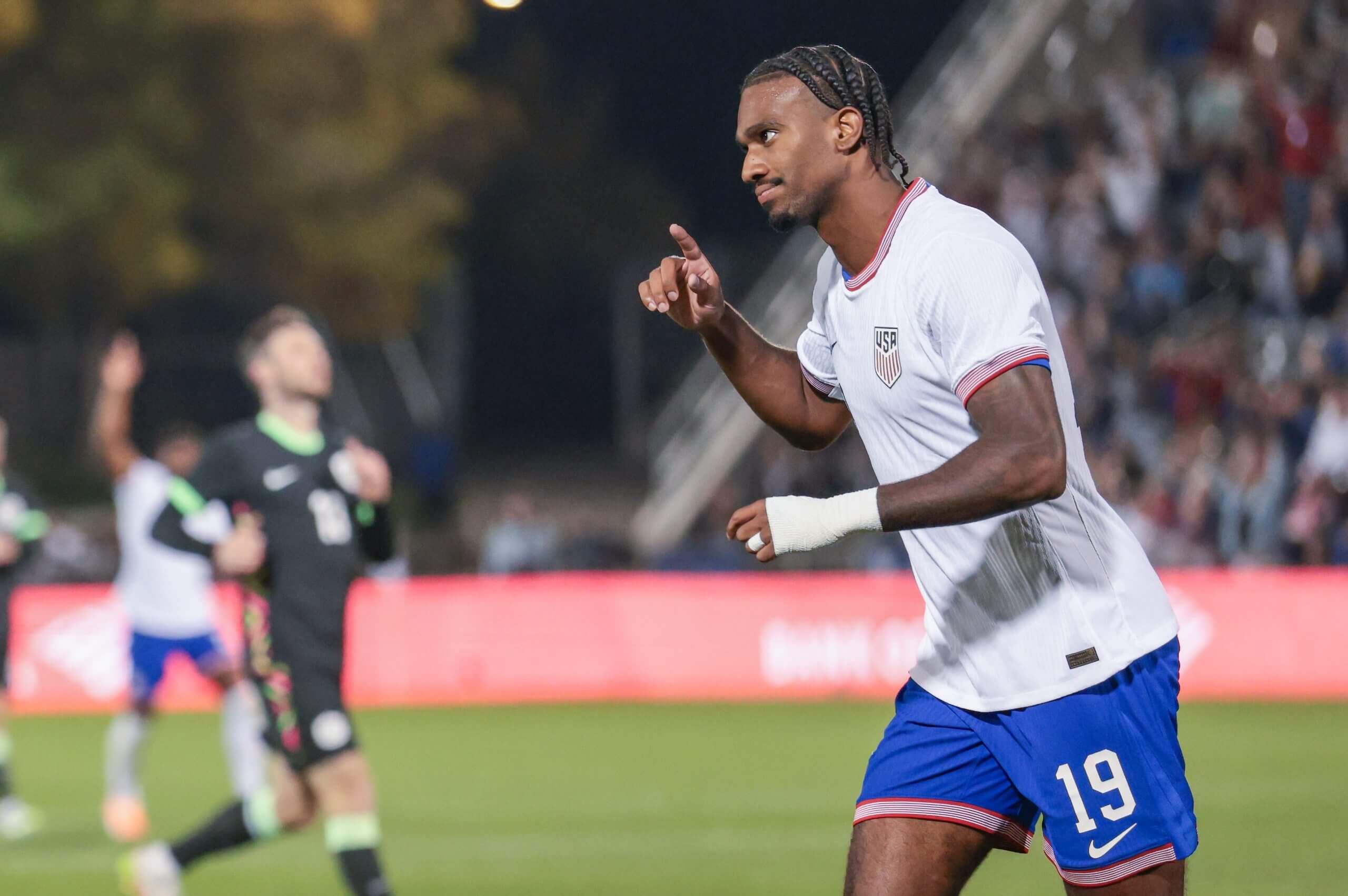 Haji Wright celebra el gol contra Australia
