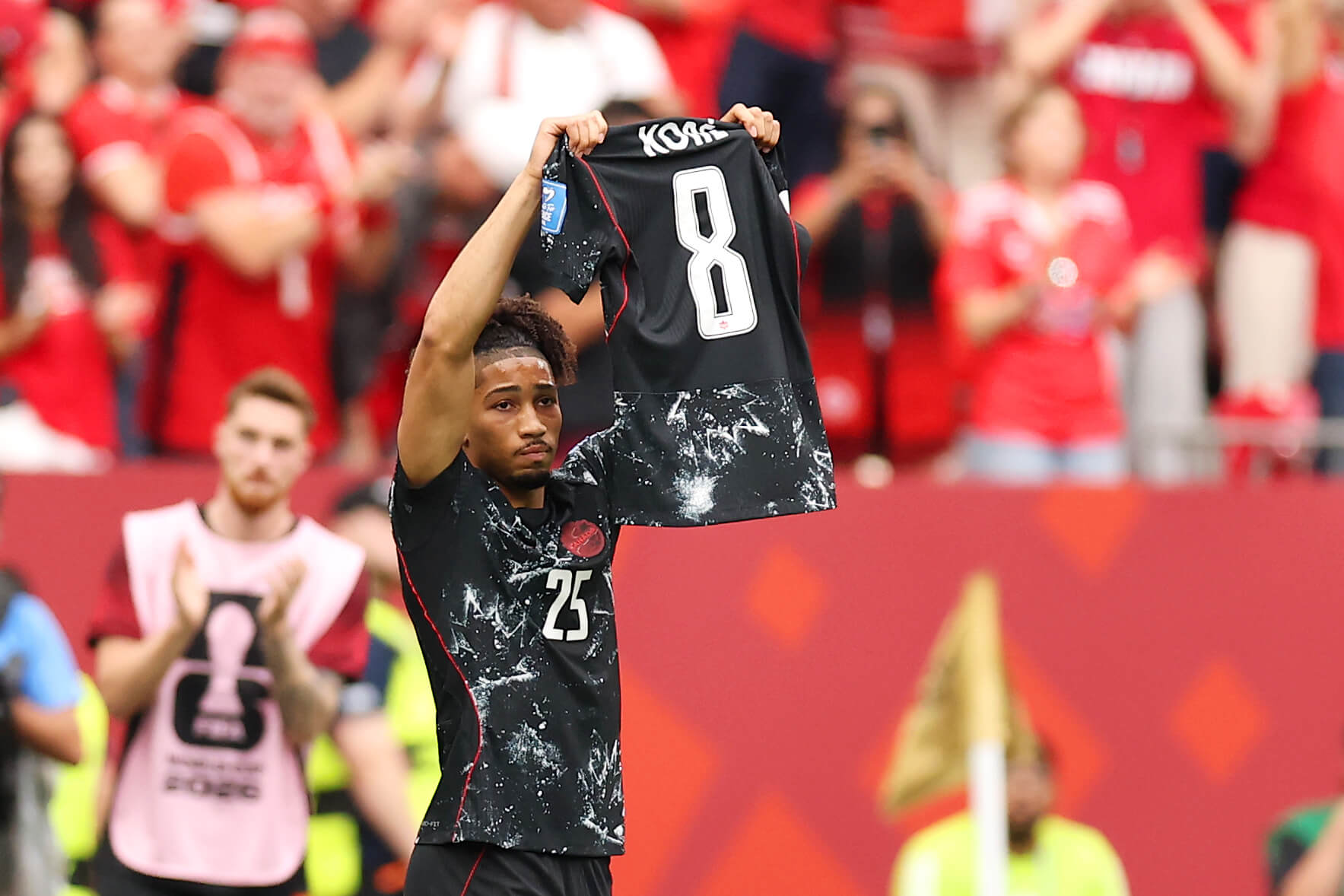 Saliba levantando la camiseta de Kone