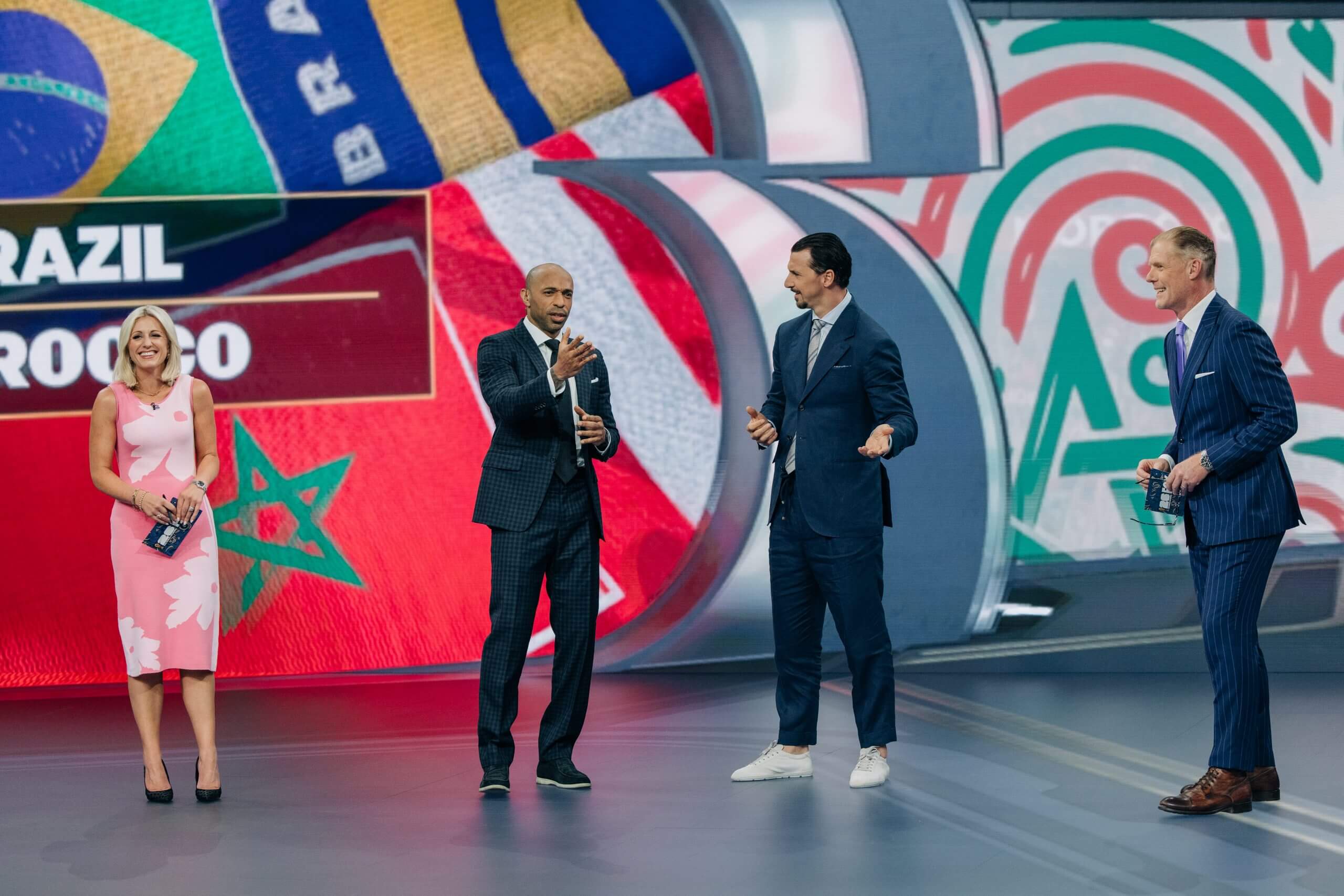 La presentadora de televisión Rebecca Lowe y los expertos Thierry Henry, Zlatan Ibrahimovic y Alexi Lalas conversan en un estudio de televisión