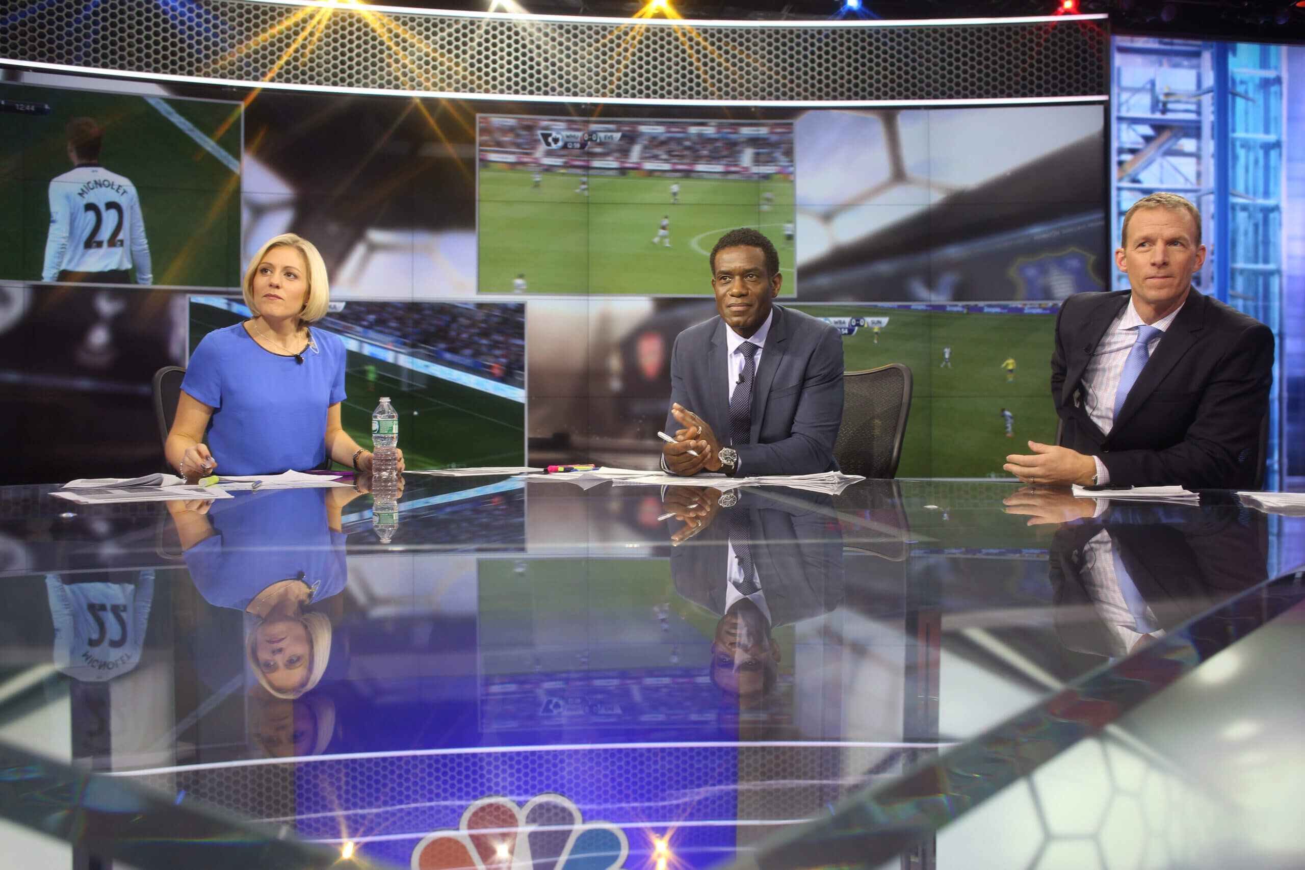Rebecca Lowe en la mesa con los expertos Robbie Earl y Robbie Musto en 2013.