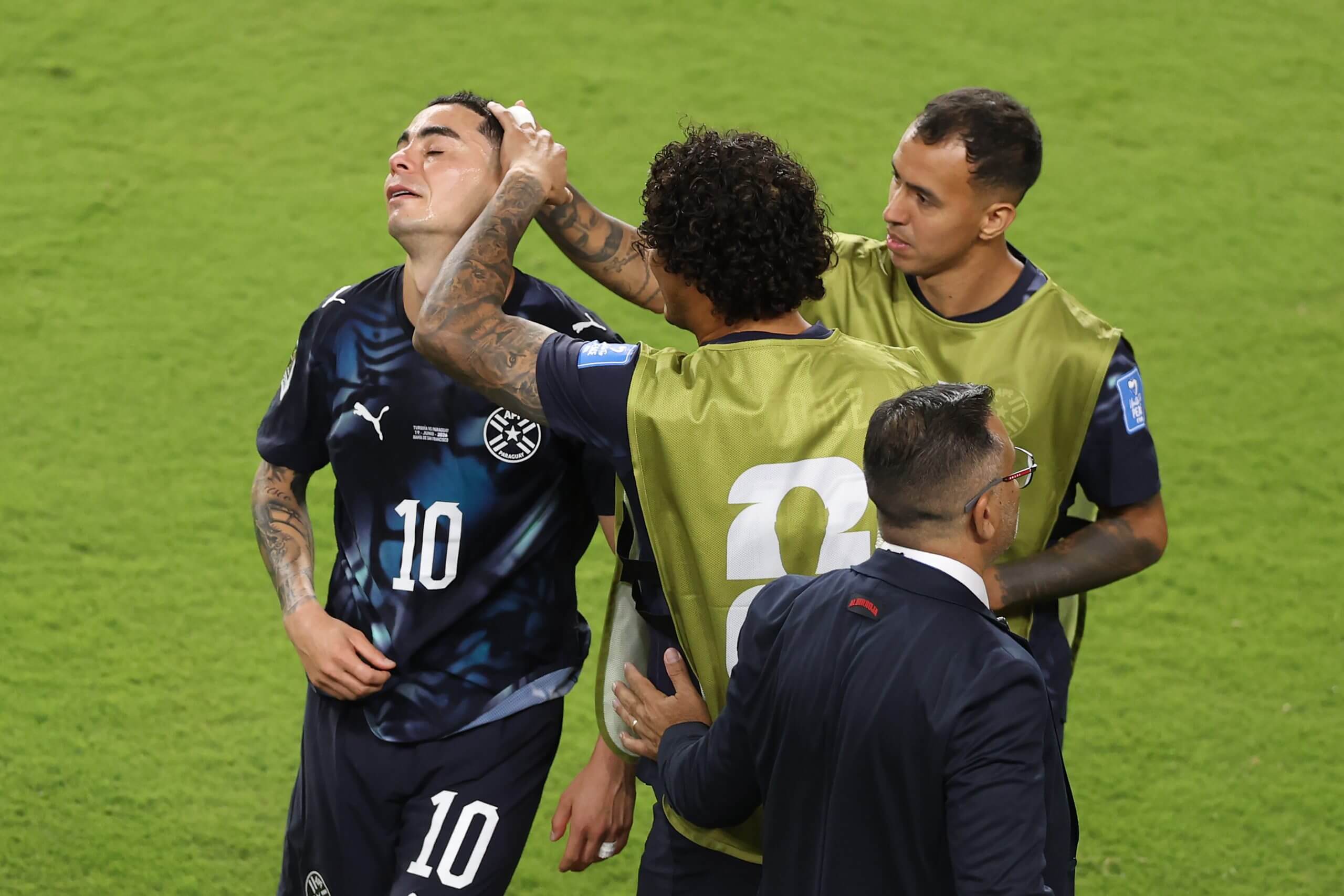 Almirón es consolado por sus compañeros