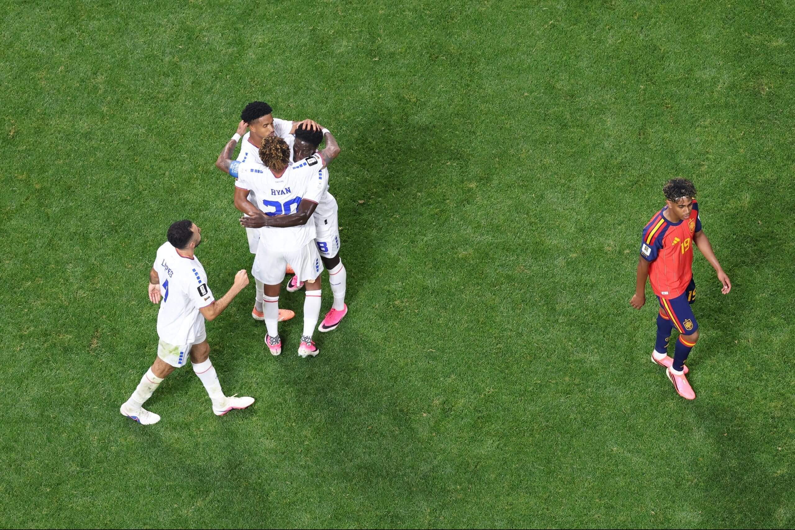 El número 19 de España, Lamin Yamal, abandona el campo mientras los jugadores caboverdianos reaccionan tras el empate 0-0 durante el partido del Grupo H de la Copa Mundial de la FIFA 2026 entre España y Cabo Verde.