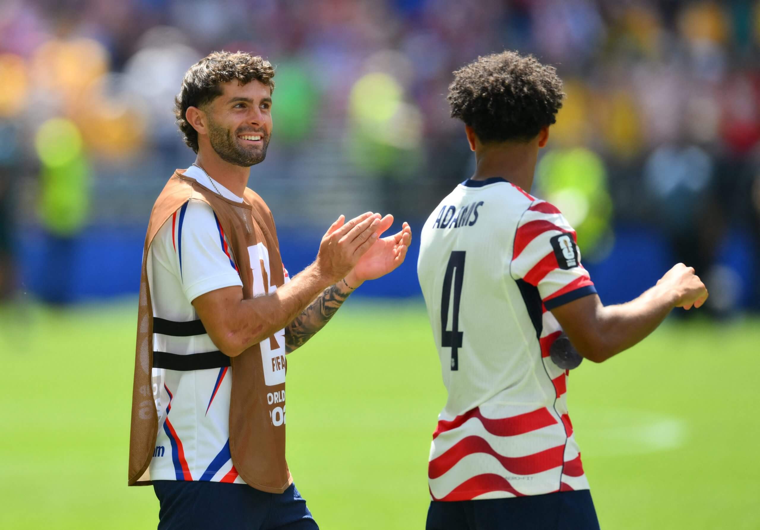 Christian Pulisic aplaude a los aficionados del USMNT en el Mundial