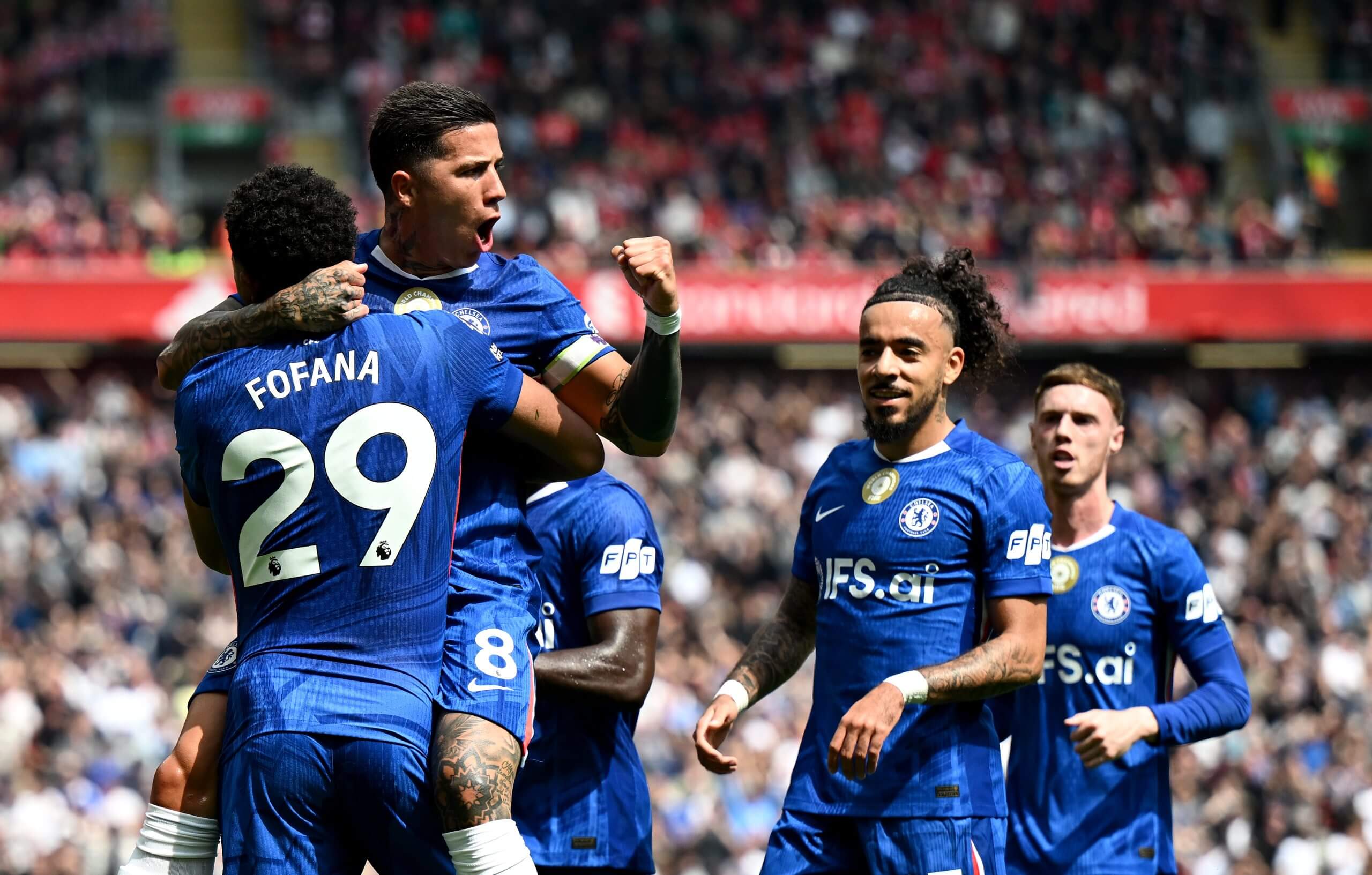 Enzo Fernández celebra con sus compañeros el gol del Chelsea ante el Liverpool en mayo