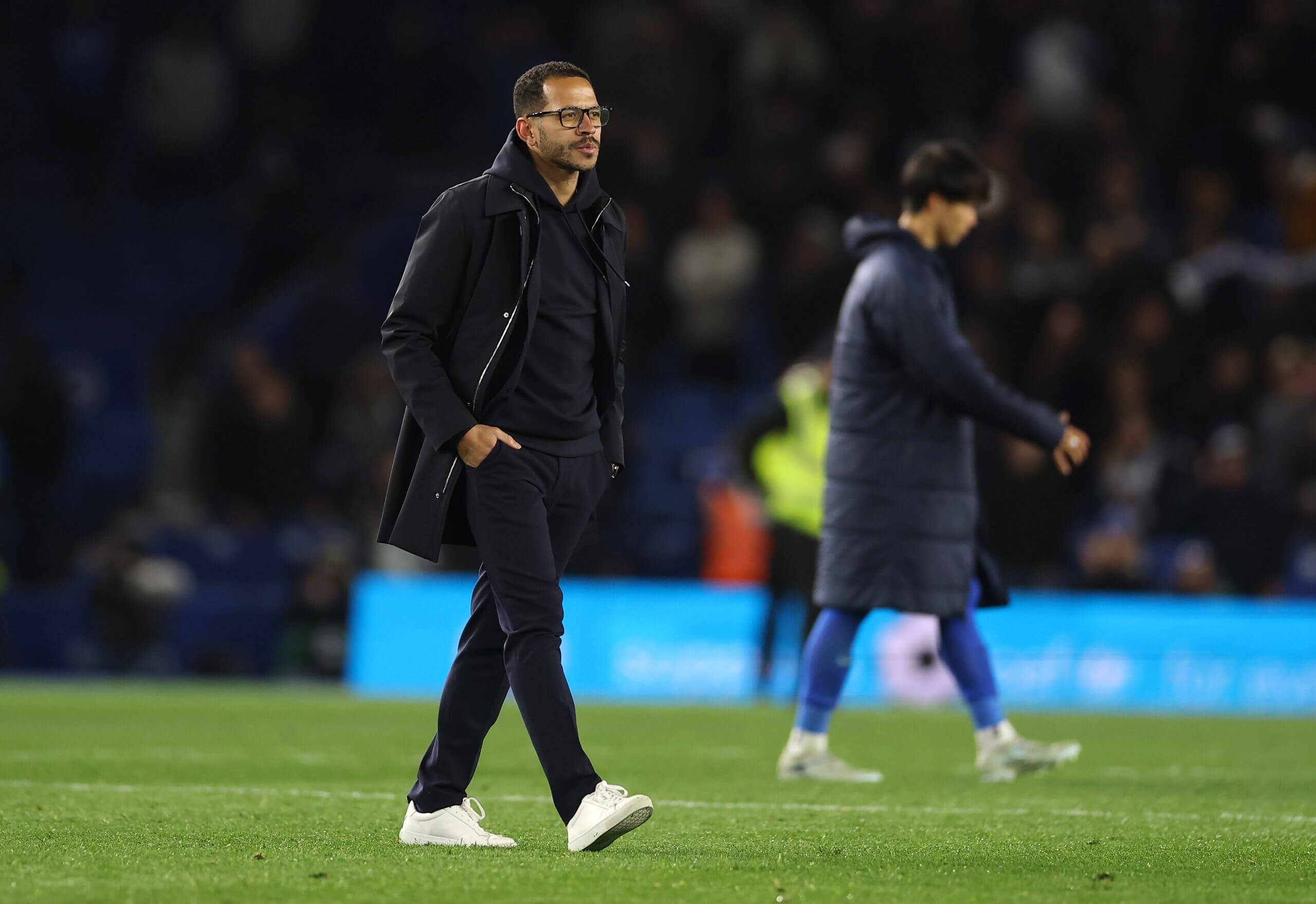 Liam Rosenior camina penosamente por el campo después de ver a su equipo Chelsea derrotar a Brighton.