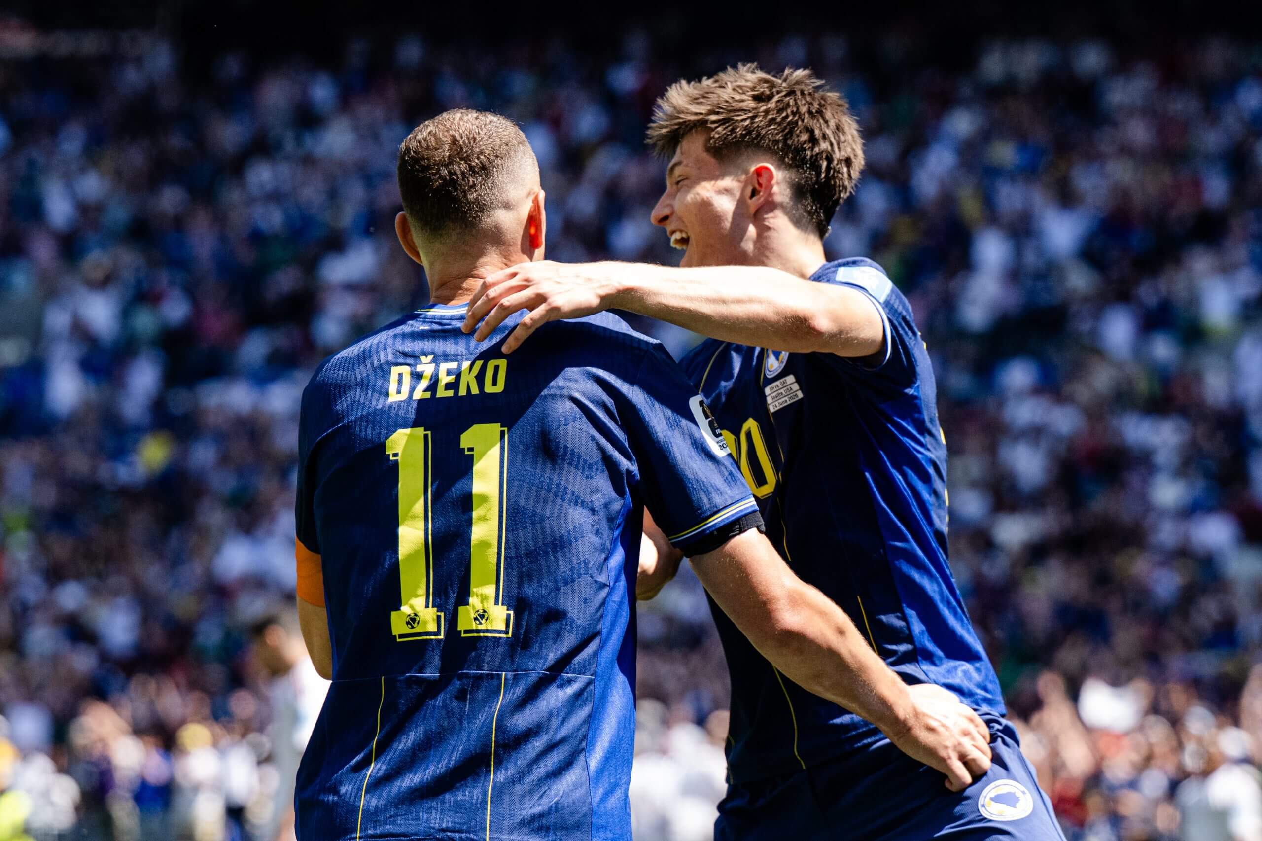 Esmir Bajraktarevic abraza a Edin Dzeko, su compañero de Bosnia y Herzegovina