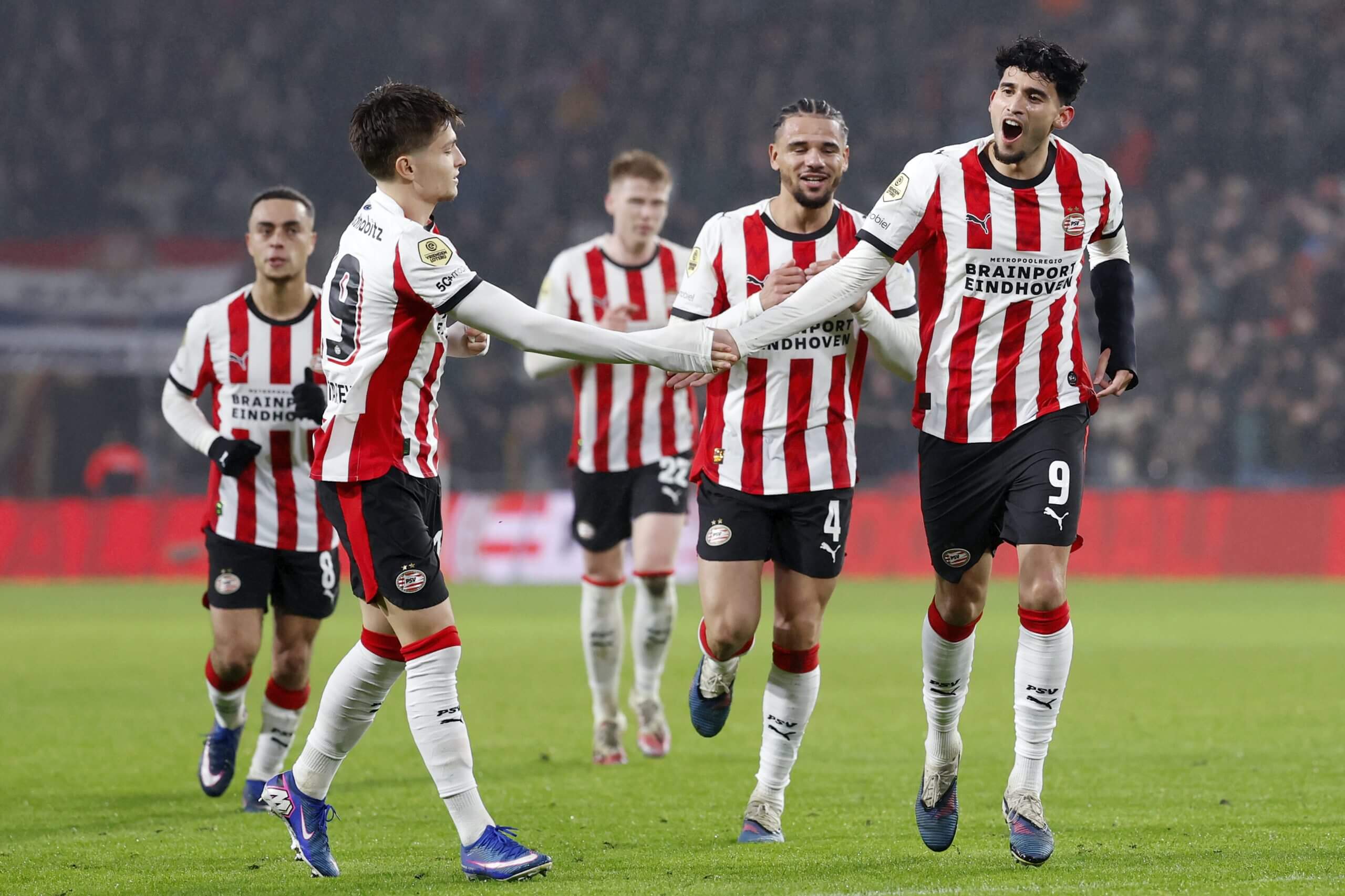 Esmir Bajraktarevic le dio unas palmaditas en la mano a Ricardo Pepi en el PSV