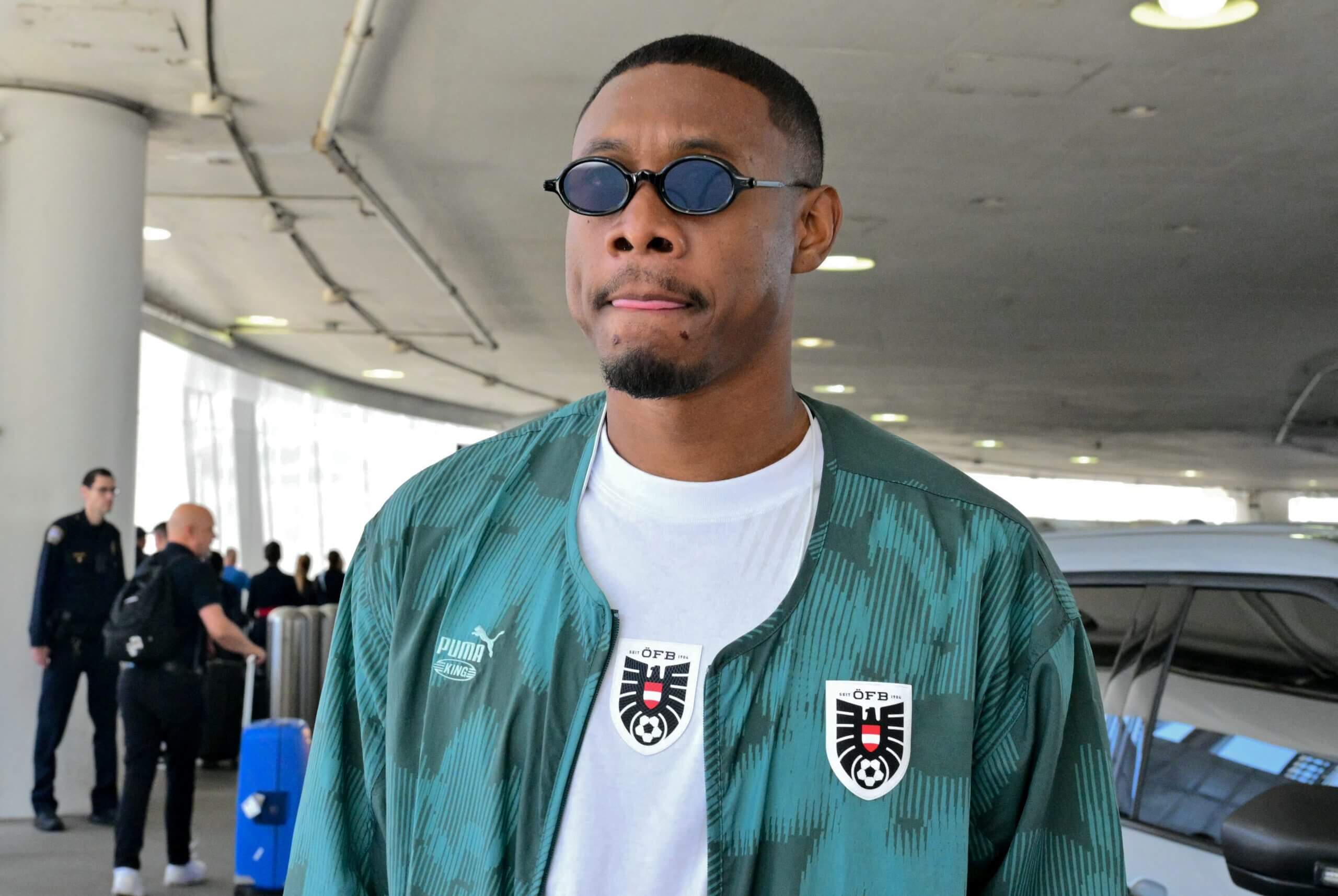David Alaba llega al Aeropuerto Internacional de Los Ángeles (LAX) el 4 de junio