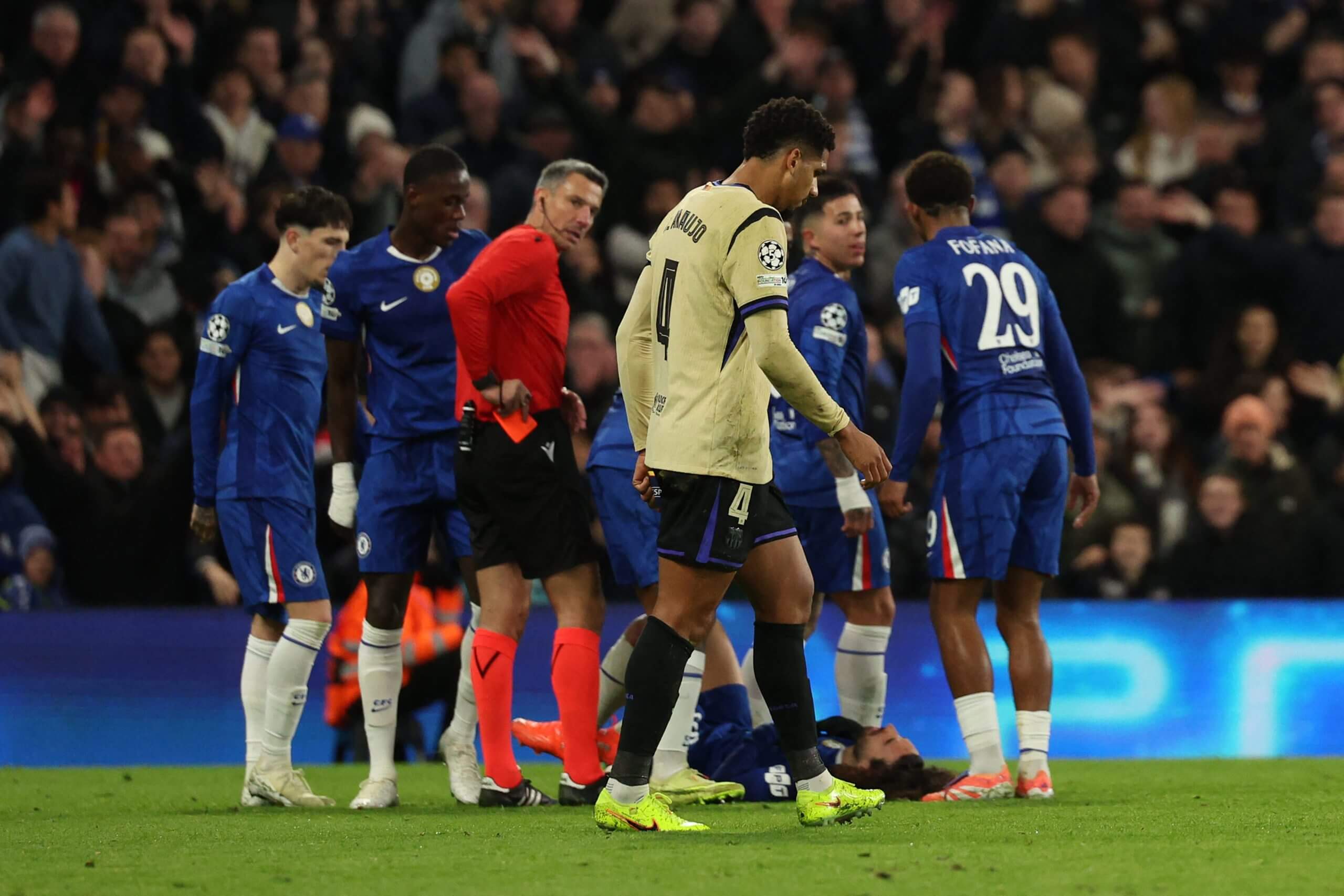 Araujo abandona el campo tras ver dos tarjetas amarillas antes del descanso en el partido de Liga de Campeones ante el Chelsea.