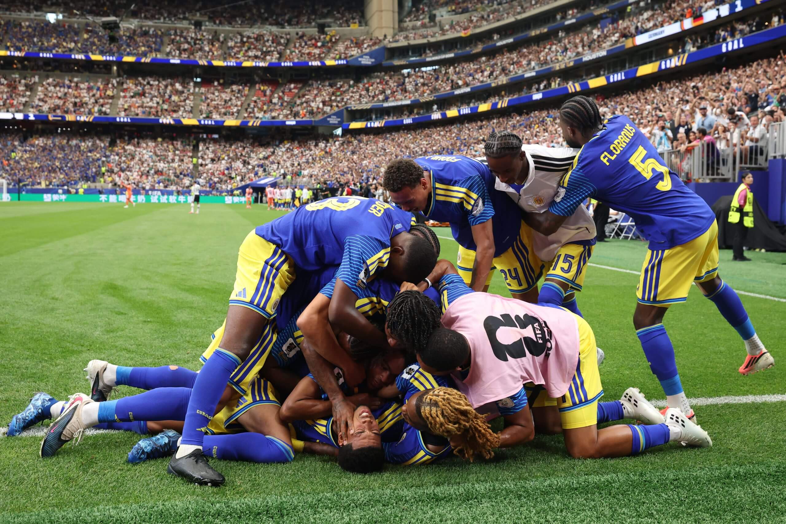 Jugadores de Curazao movilizan al goleador Livano Comenencia mientras celebran el empate ante Alemania