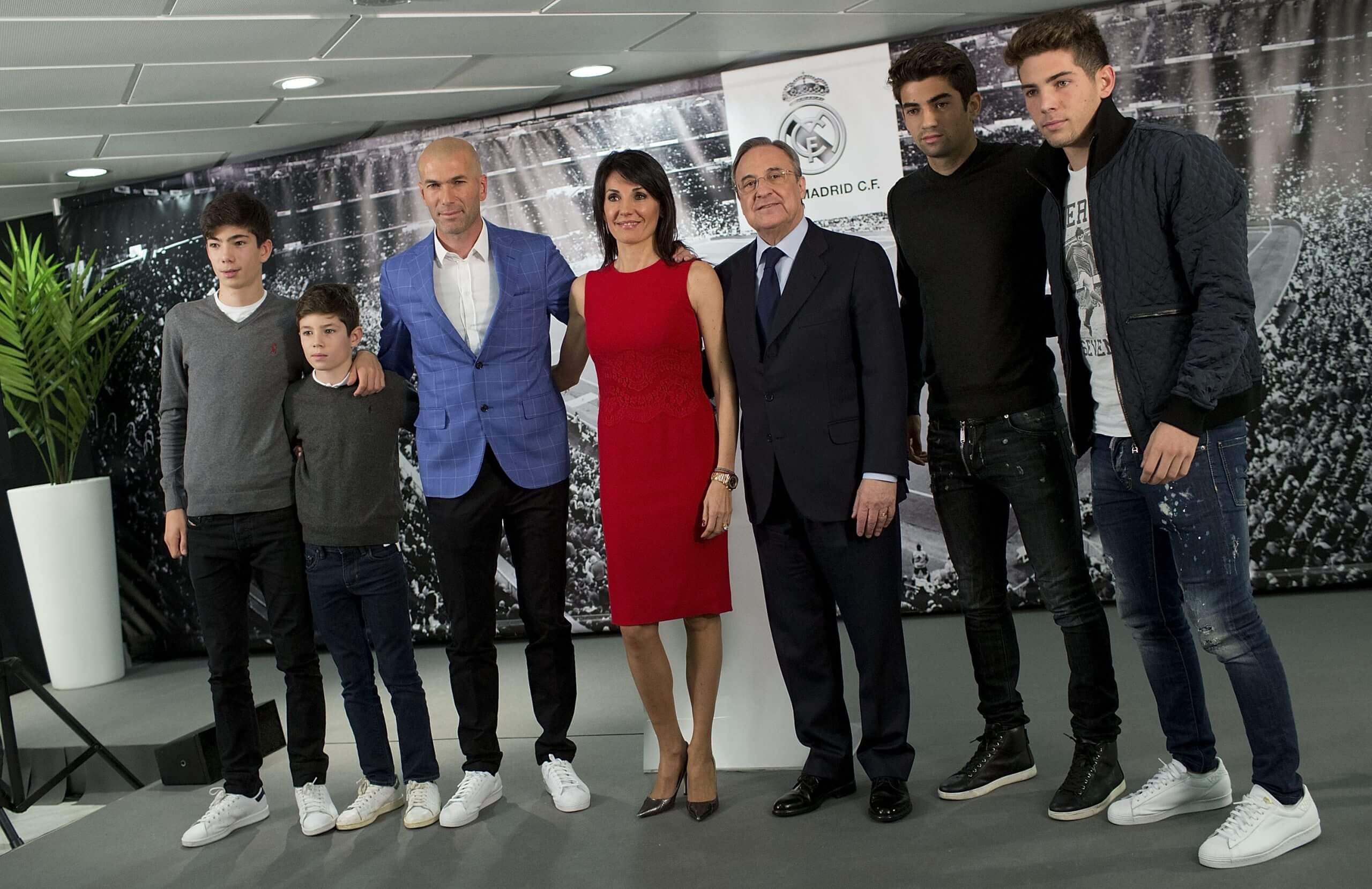 La familia de Zidane fotografiada con el presidente del Real Madrid, Florentino Pérez, después de que Zinedine fuera nombrado entrenador en 2016.