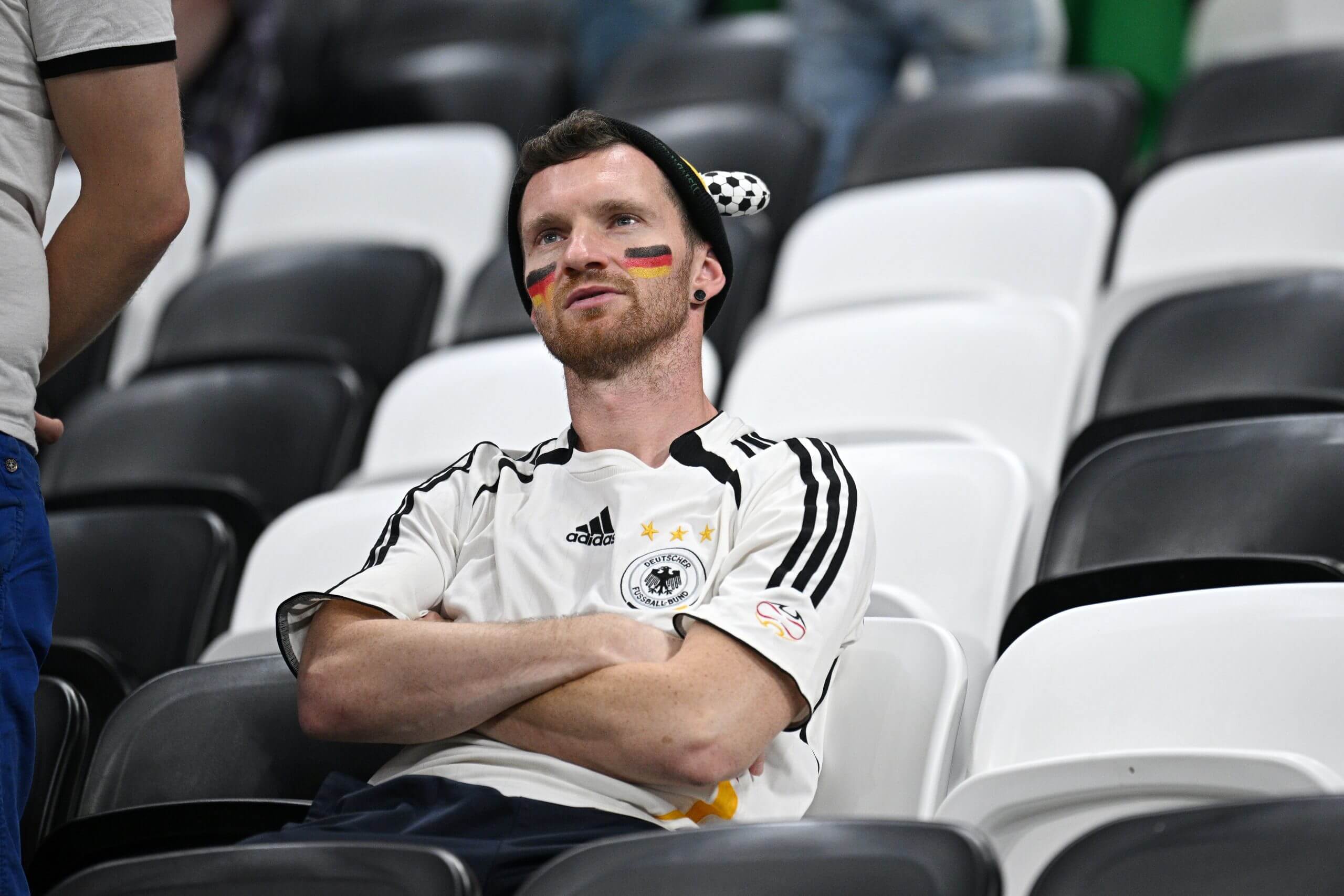 Un aficionado de Alemania luce triste y con los brazos cruzados.