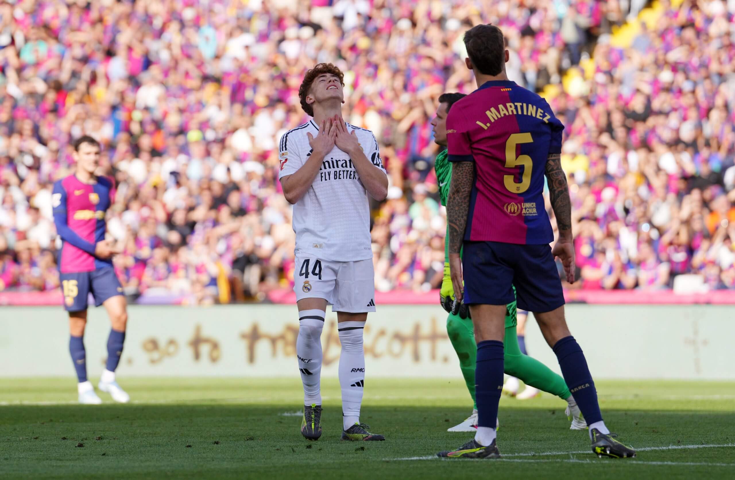 Muñoz jugará el Clásico con el Madrid en mayo de 2025.