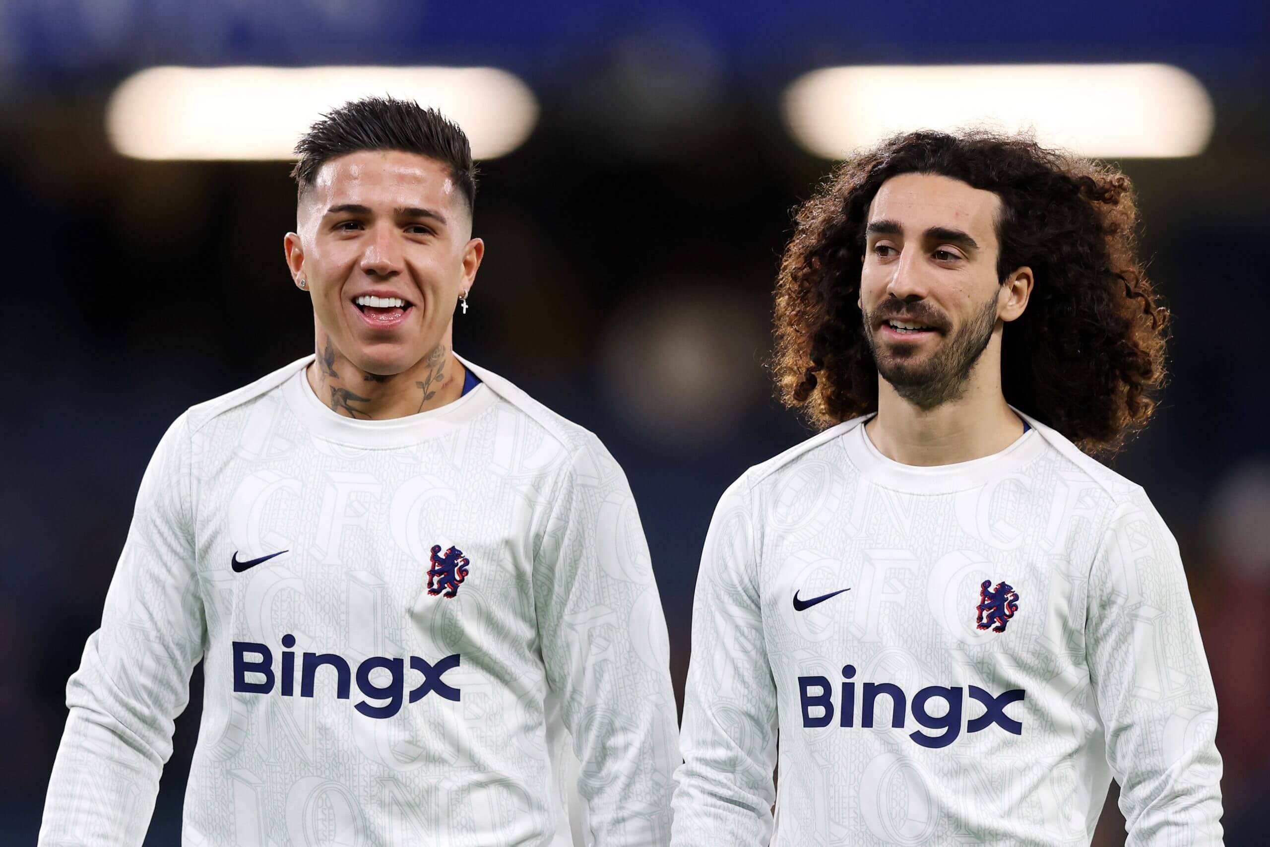 Enzo Fernández y Mark Cucurella calentando para el Chelsea