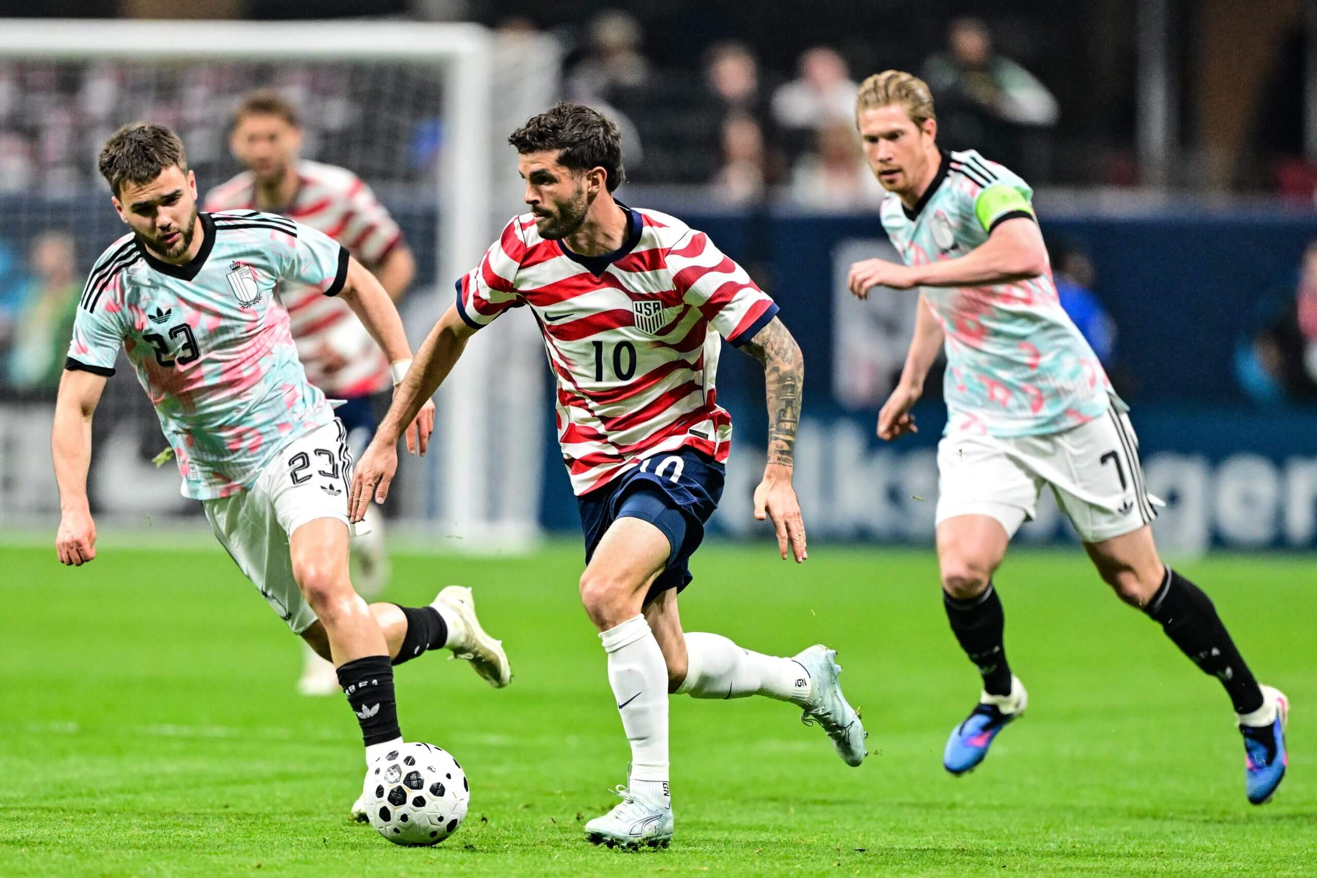 Christian Pulisic regatea contra Bélgica