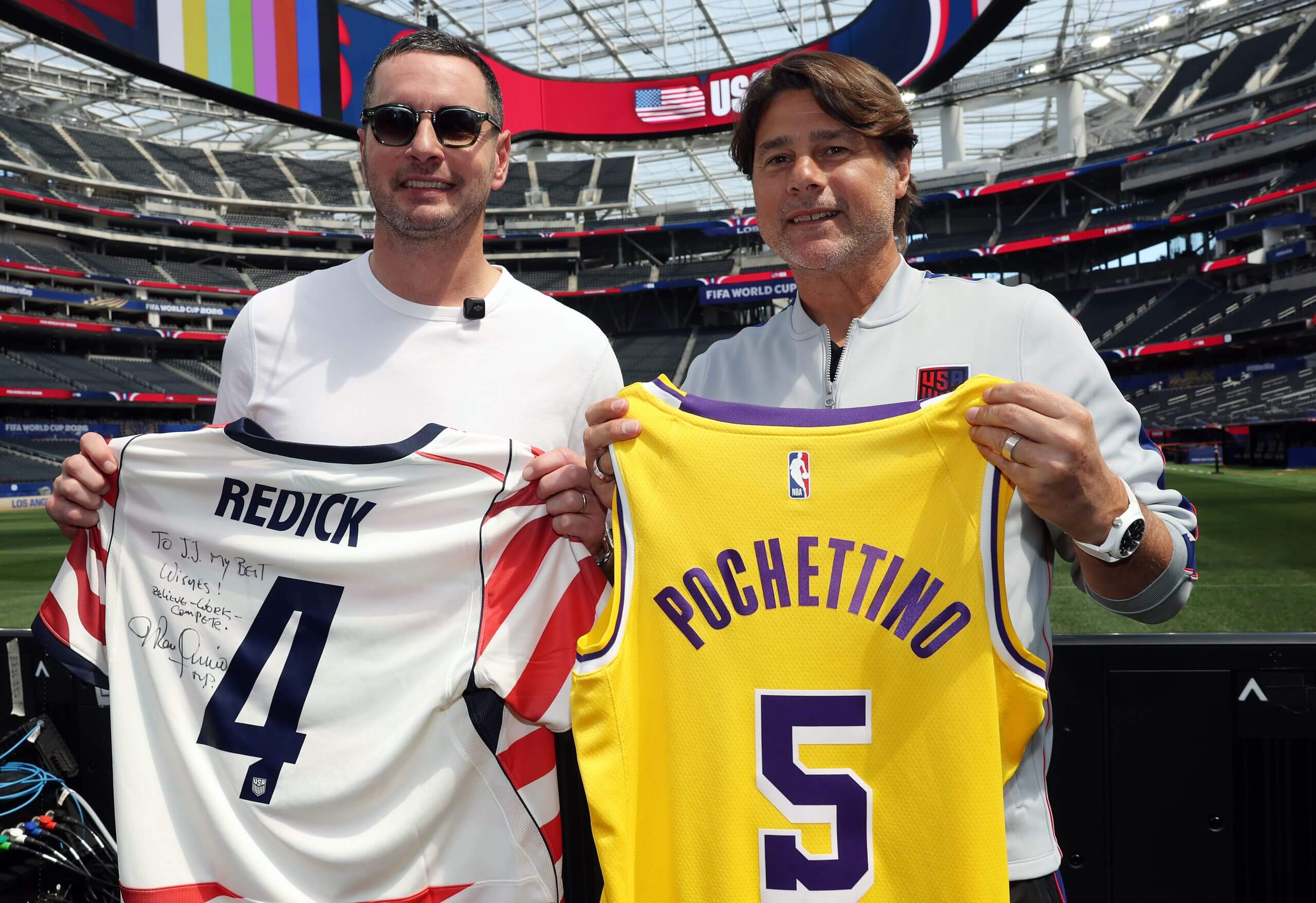 Mauricio Pochettino intercambia camiseta con el entrenador de Los Angeles Lakers, JJ Redick