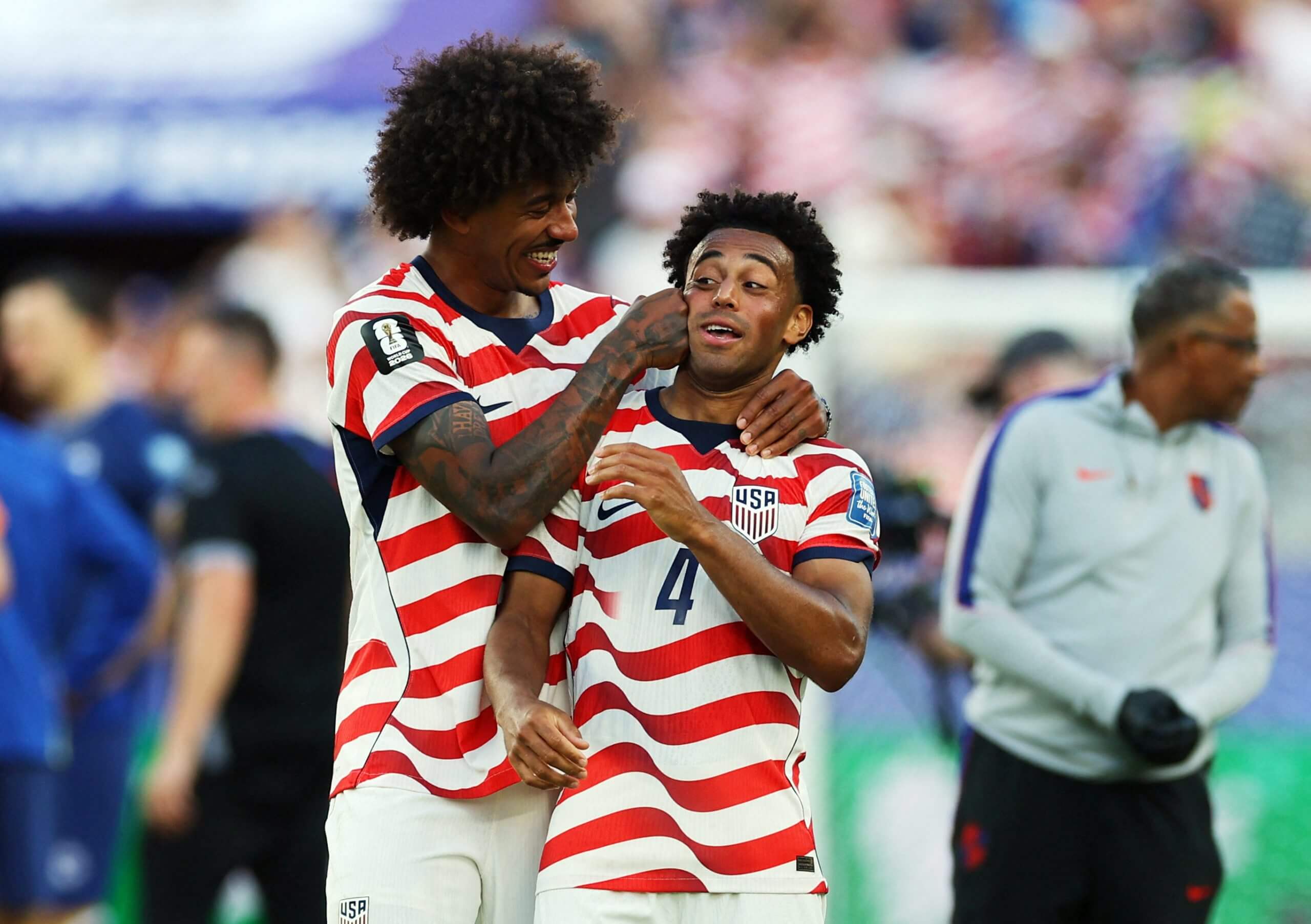 Chris Richards y Tyler Adams después de la victoria del USMNT sobre Bosnia