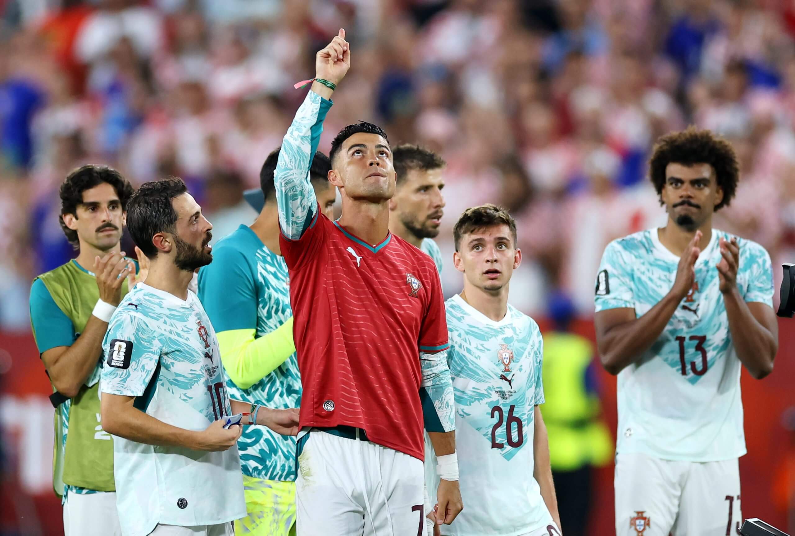 Cristiano Ronaldo mira al cielo tras la victoria de Portugal sobre Croacia
