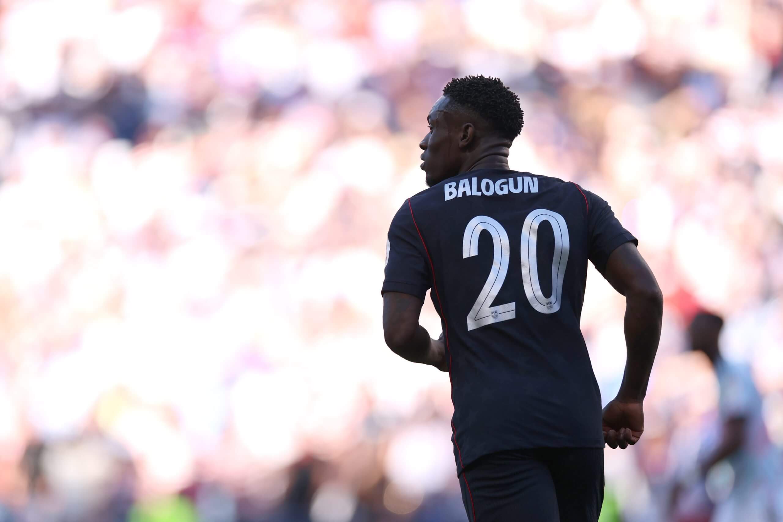 Folarin Balogun entra al campo contra Bélgica