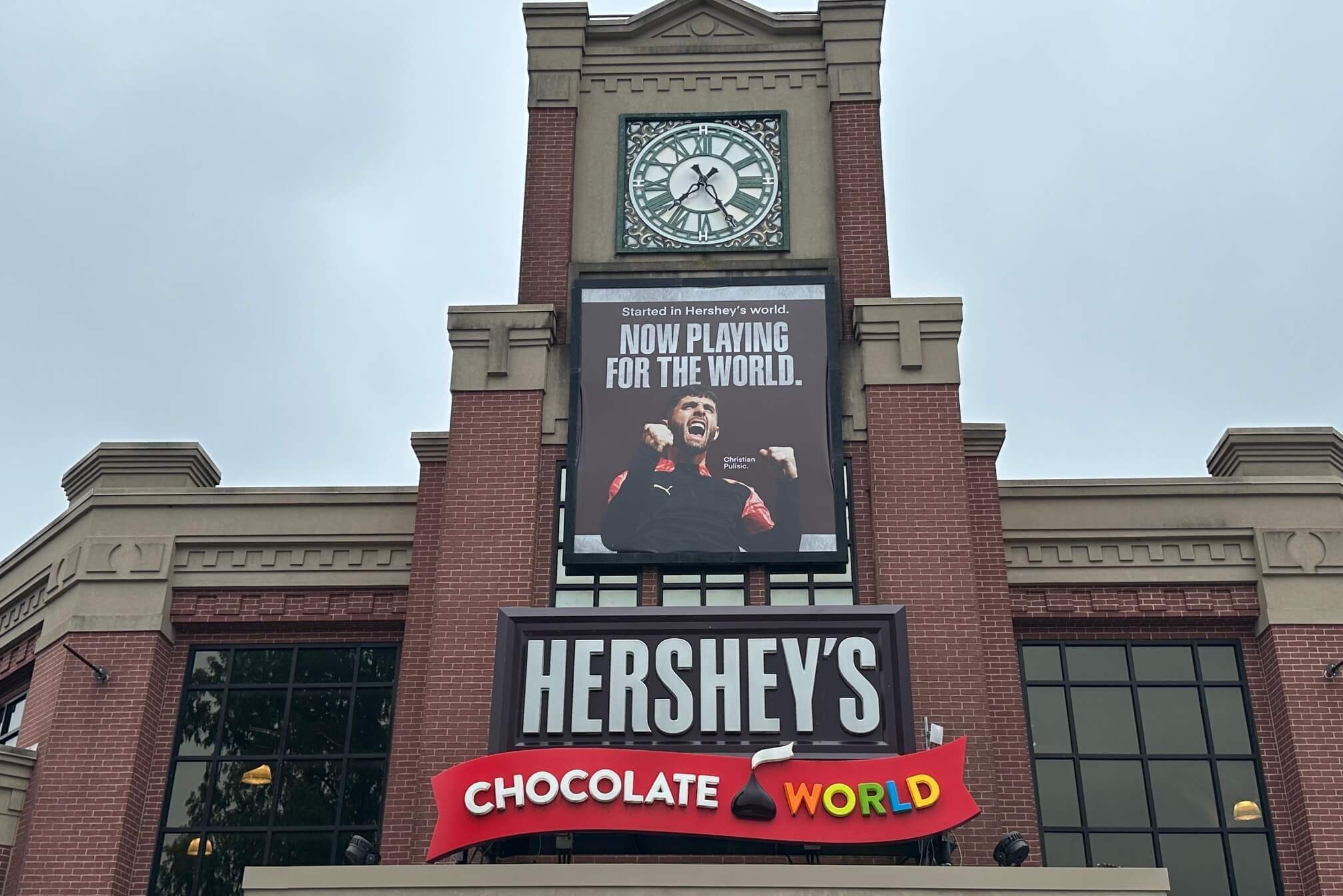 El rostro de Christian Pulisic adorna la entrada de la tienda gigante de Hershey. (John Greenberg/El Atlético)