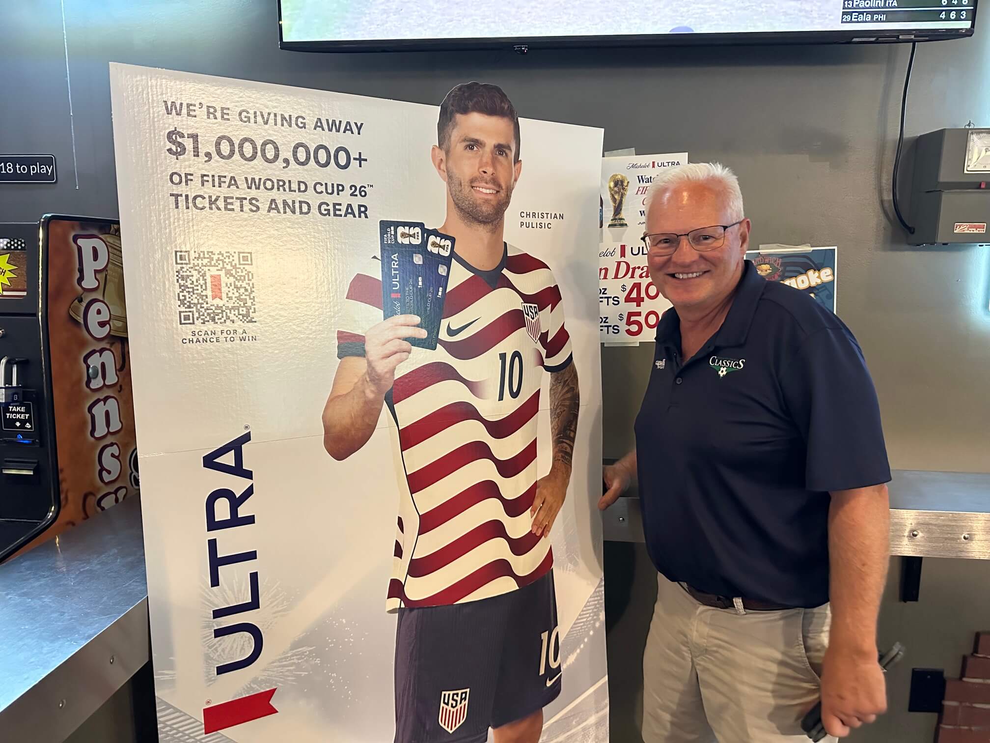 Doug Harris posa con una versión en cartón de Christian Pulisic. (John Greenberg/El Atlético)