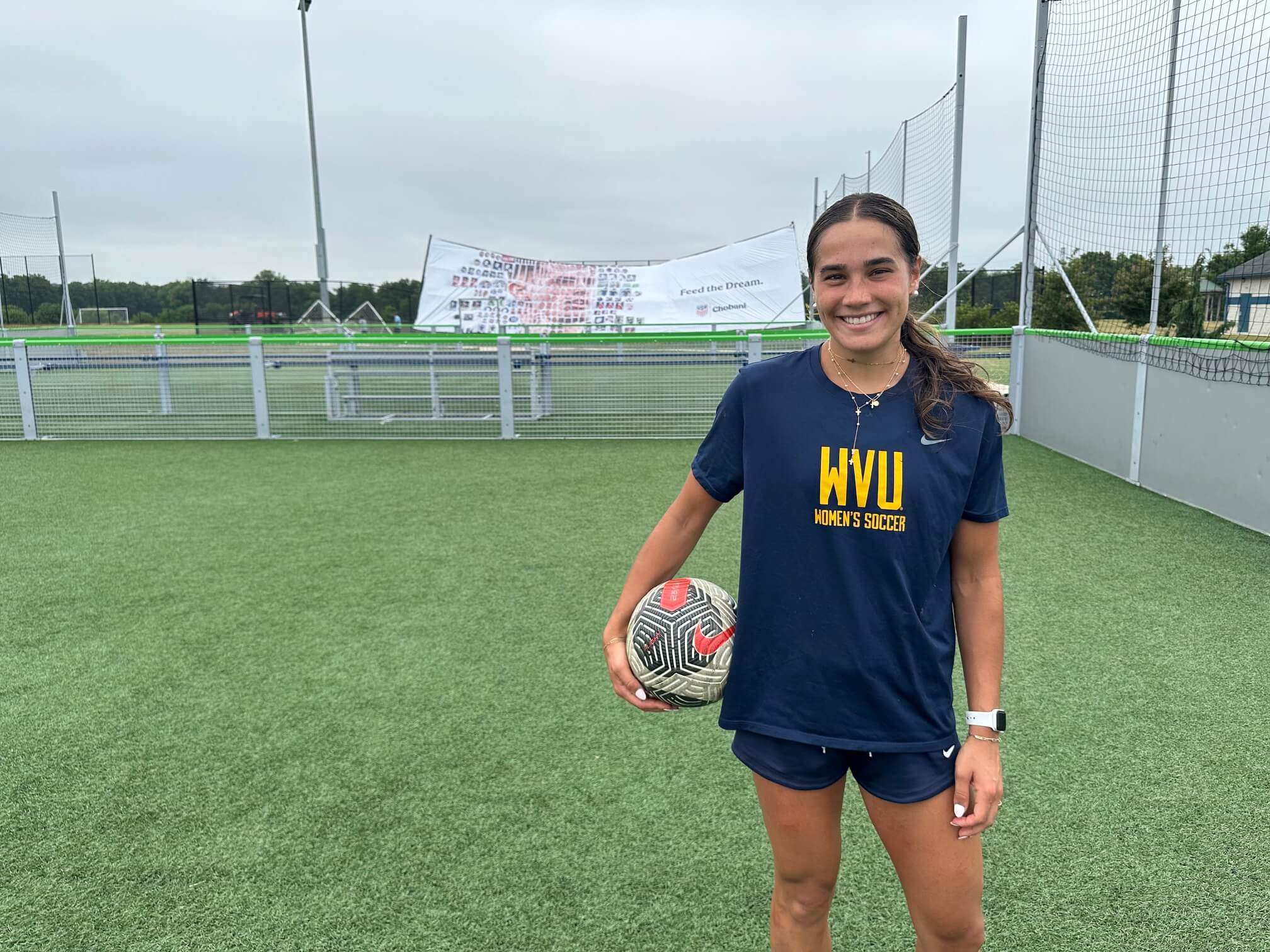 Olivia Scherzer, futbolista de la Universidad de West Virginia, posa "El lugar de Pulisic" en Manheim, Pensilvania (John Greenberg/The Athletic)