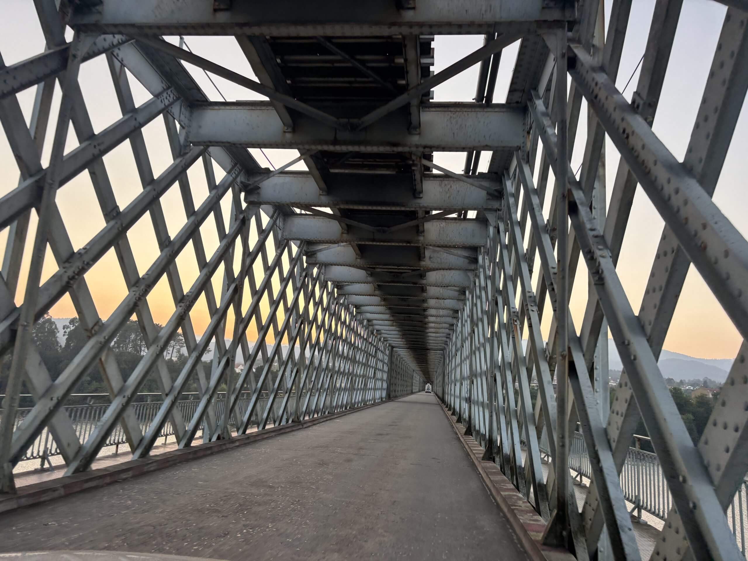 Vista desde la ventana delantera de un automóvil que circula por el Puente Internacional.