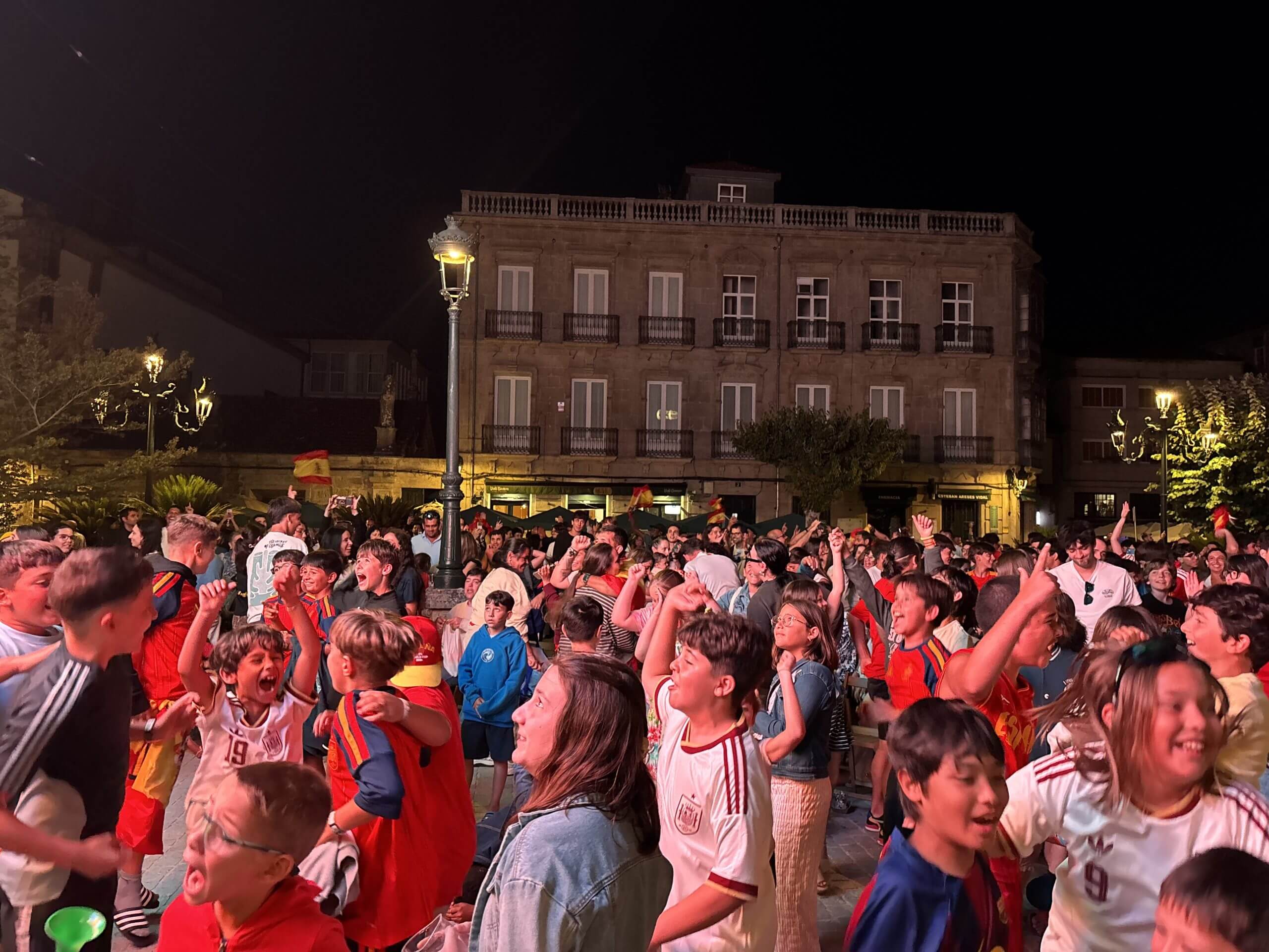 Un escenario de júbilo entre los aficionados reunidos para verlo en la plaza mayor de Tui.