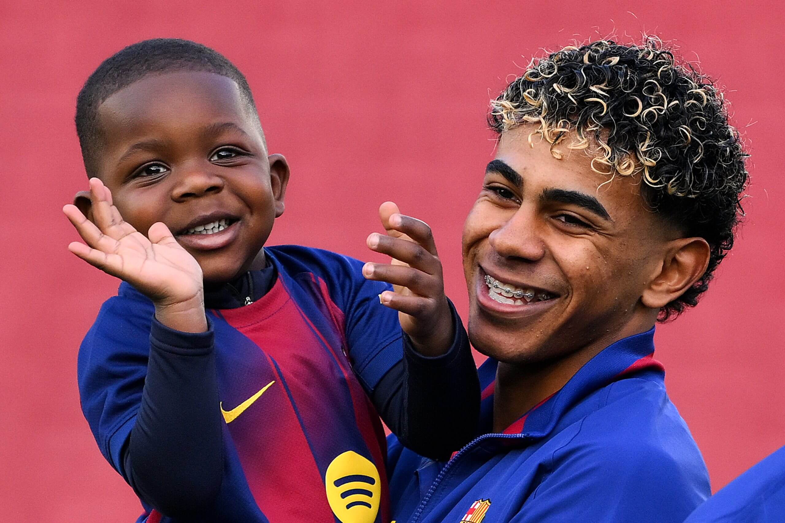 Yamal y su hermano menor Kane antes del partido contra el Barcelona en enero. 