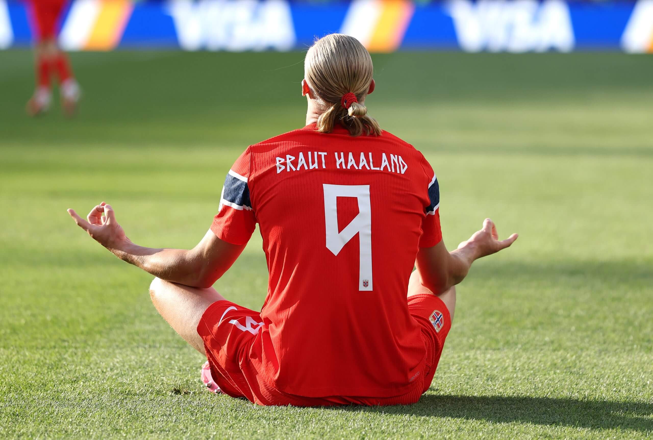 Haaland se sentó de espaldas a la cámara en una pose meditativa.