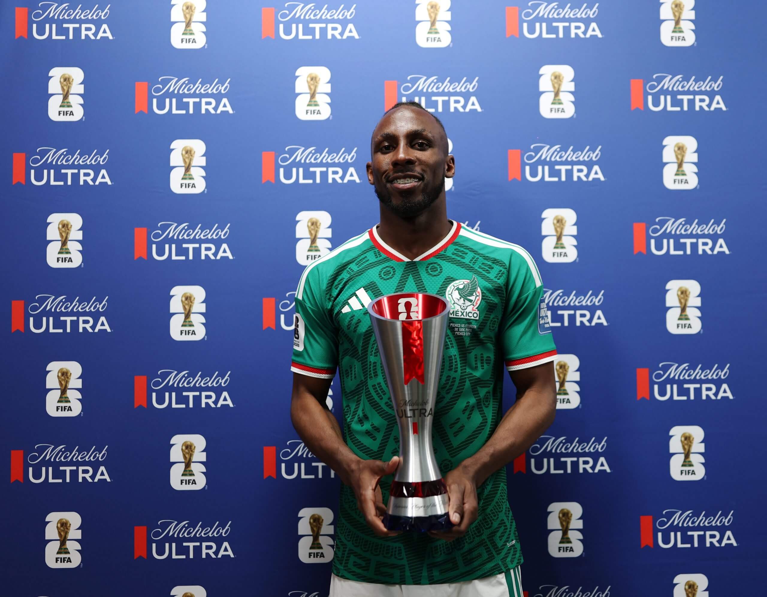Imagen de Julián Quiñones con el premio al Jugador del Partido