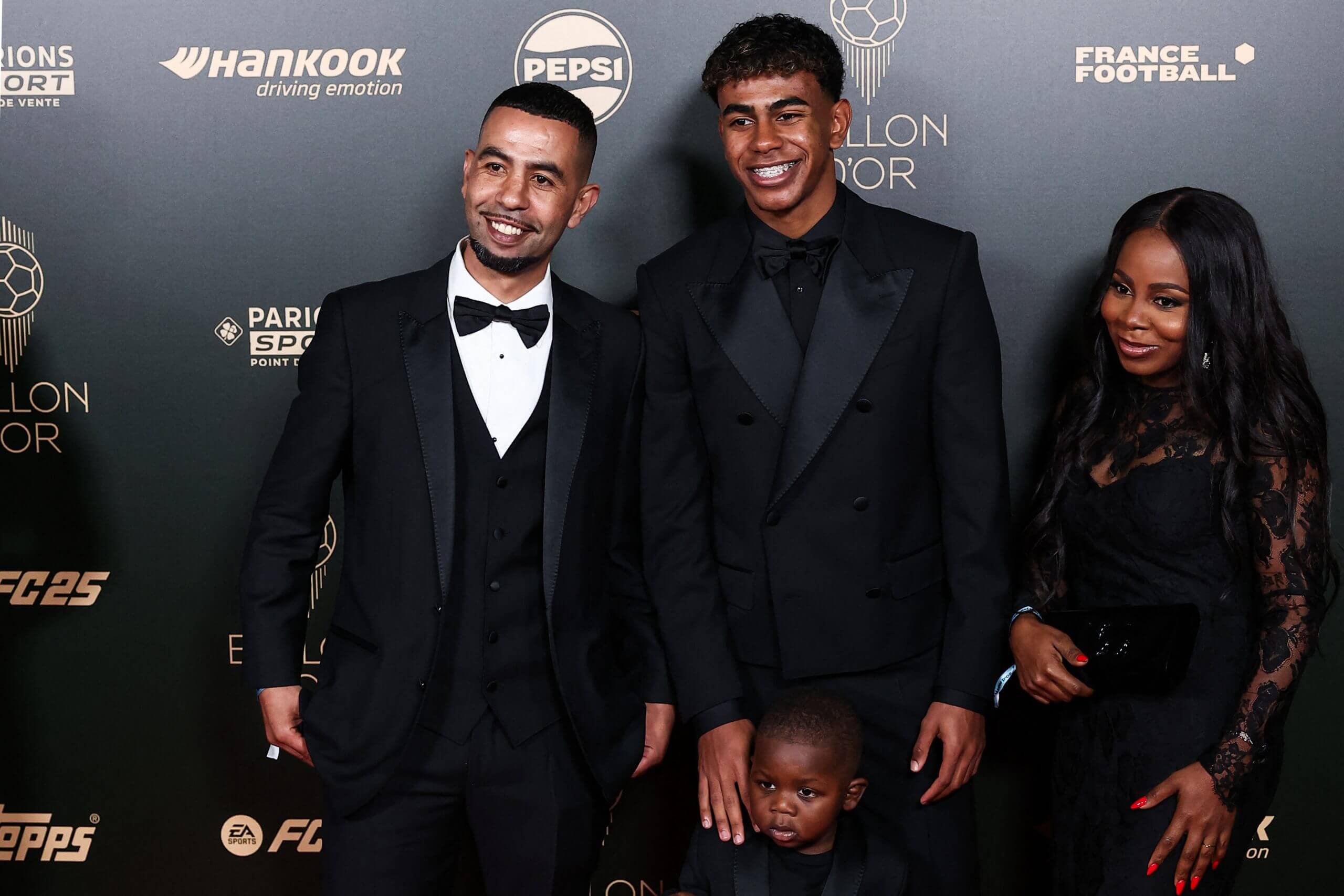 Yamal fotografiado con su padre, su madre y su medio hermano menor Kane en la ceremonia del Balón de Oro 2024.