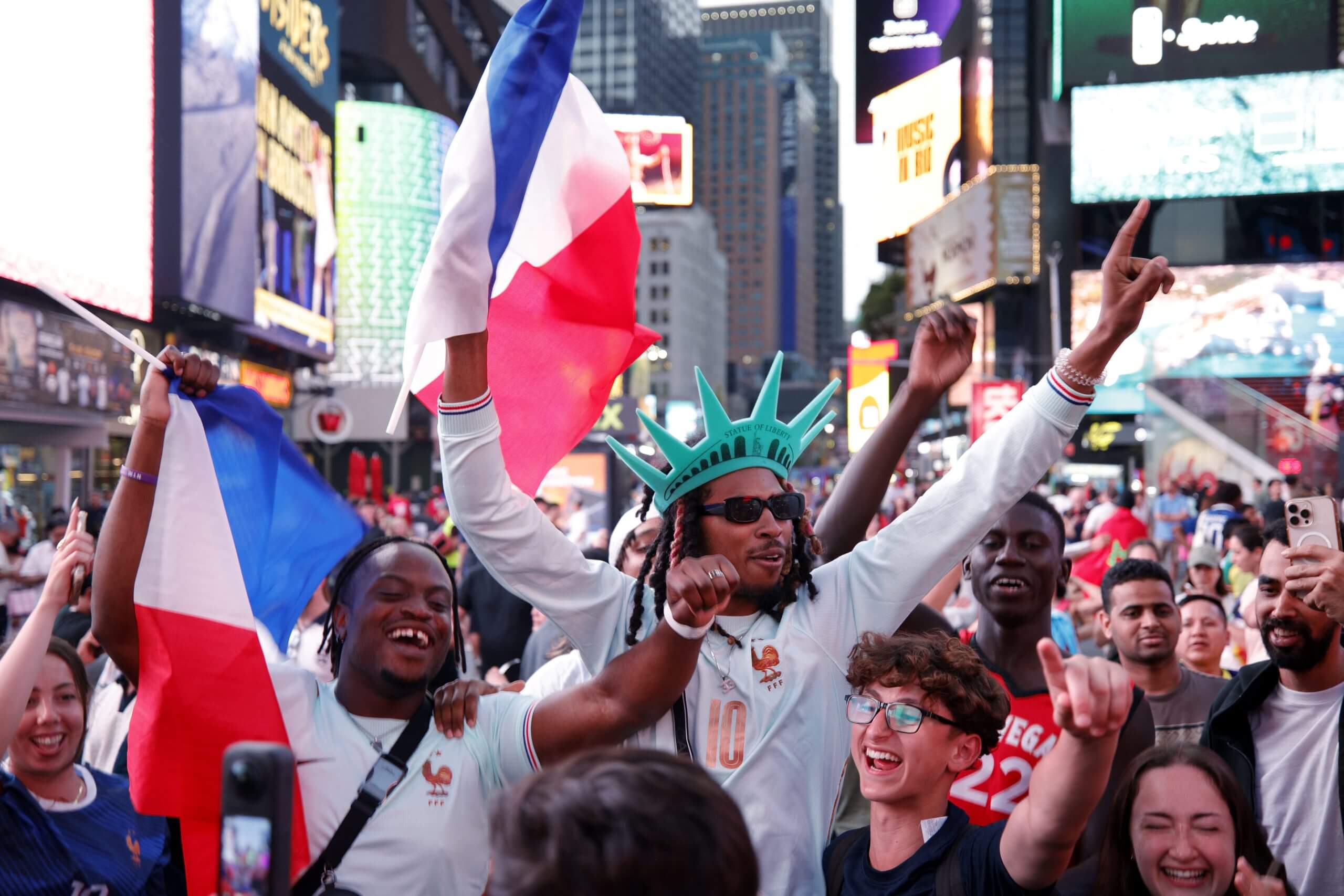 Partidarios franceses en Times Square en Nueva York el 30 de junio.