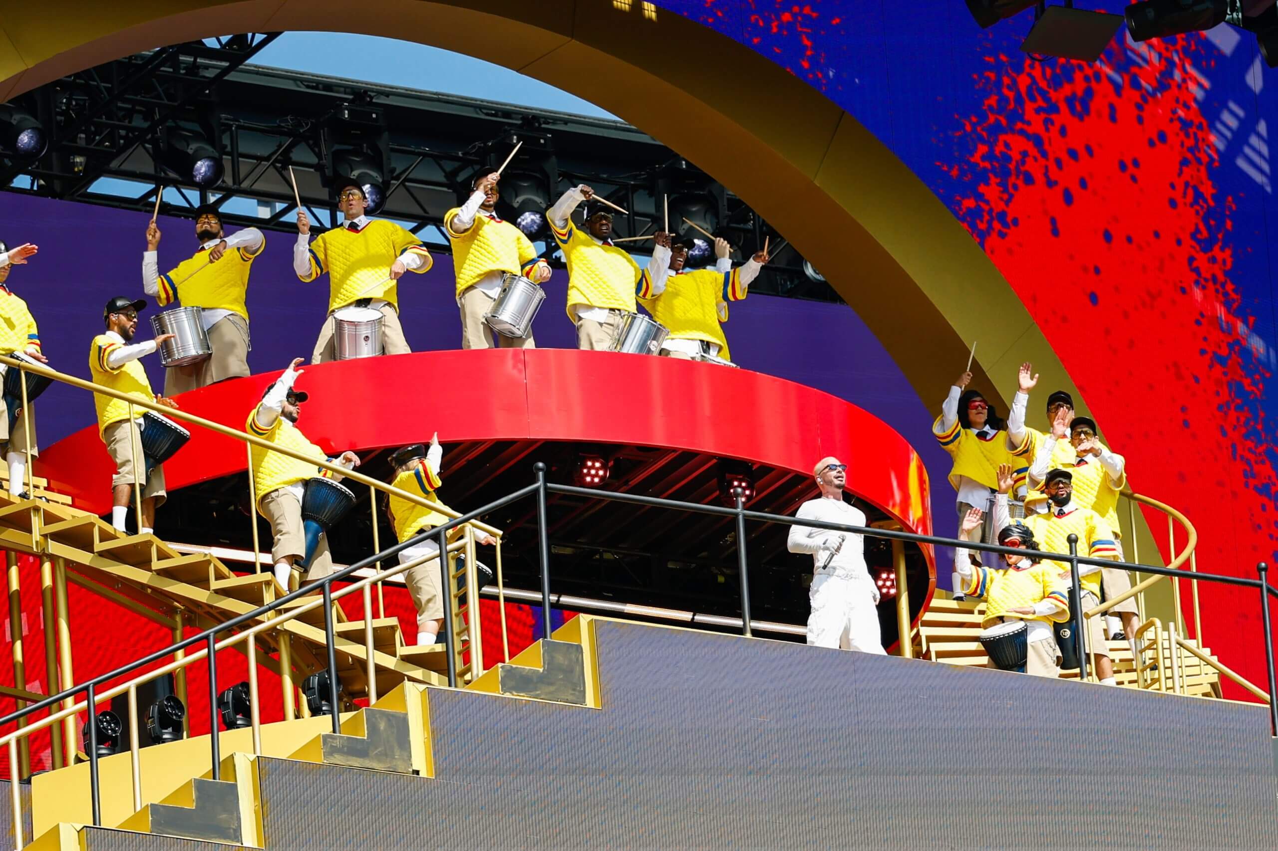 Artistas en un colorido escenario durante la actuación de J Balvin durante el entretiempo de la final del Mundial de Clubes. 