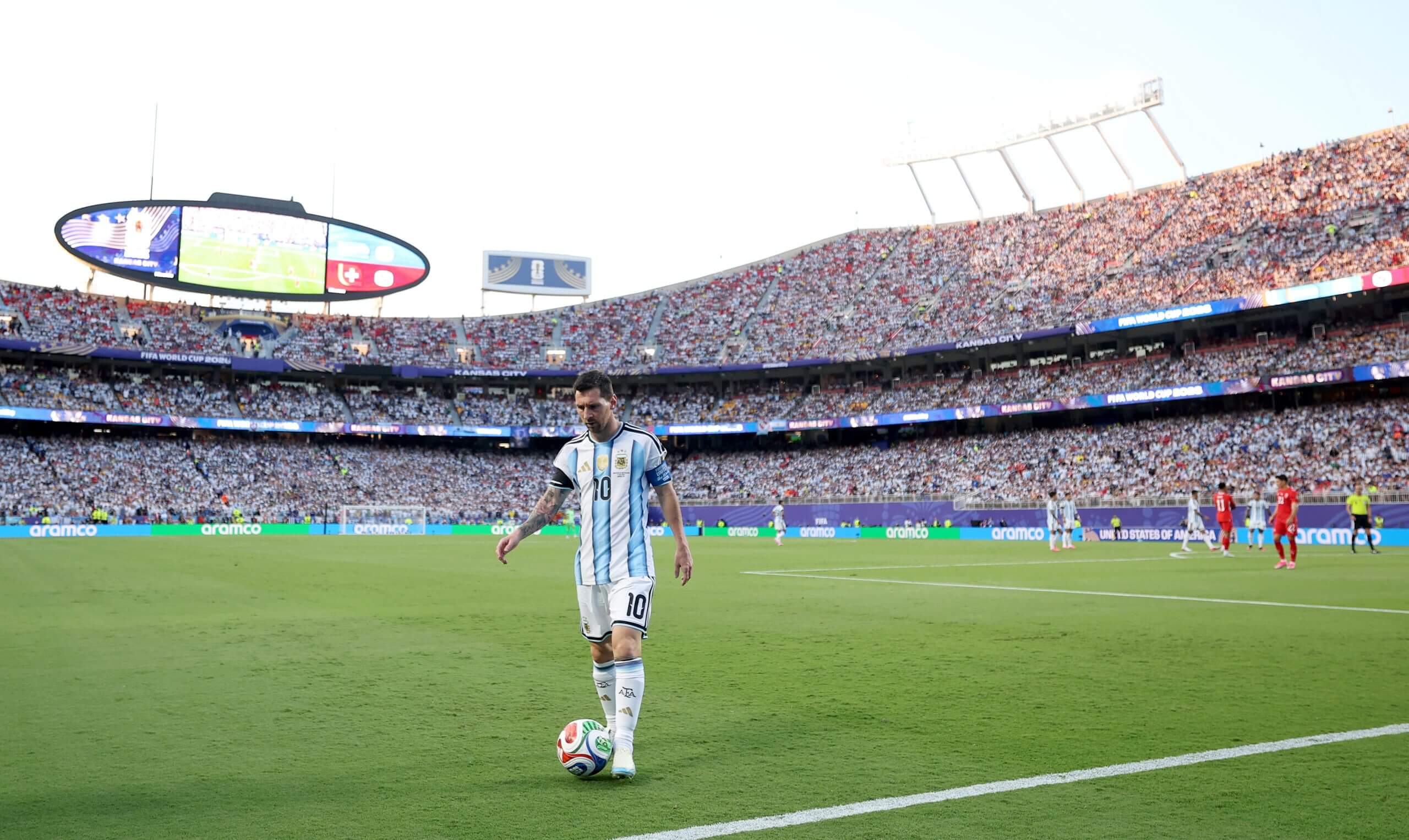 Lionel Messi en el campo durante la victoria de Argentina en cuartos de final sobre Suiza.