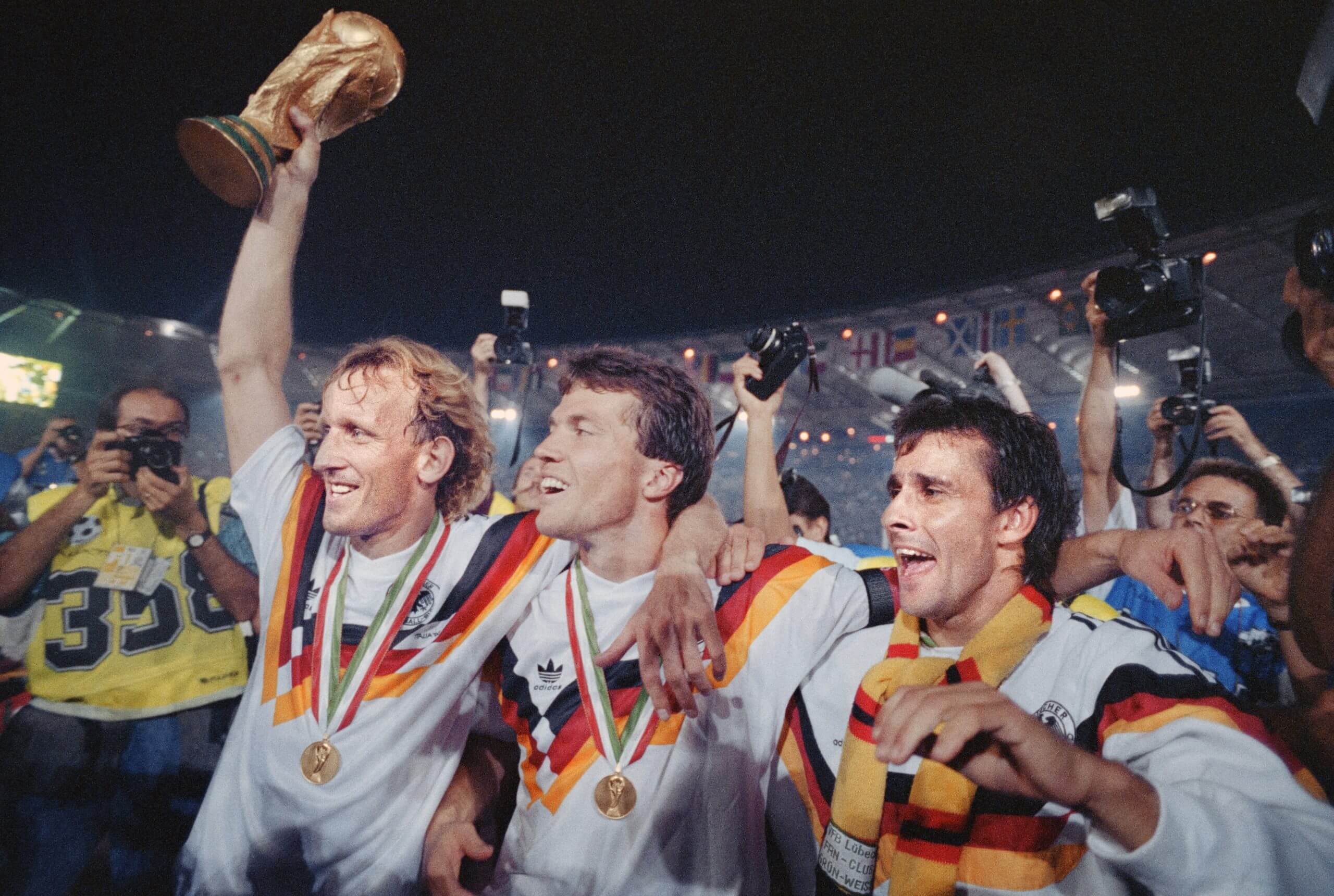 El defensa de Alemania Occidental Andreas Brehme levanta el trofeo de la Copa del Mundo en 1990.
