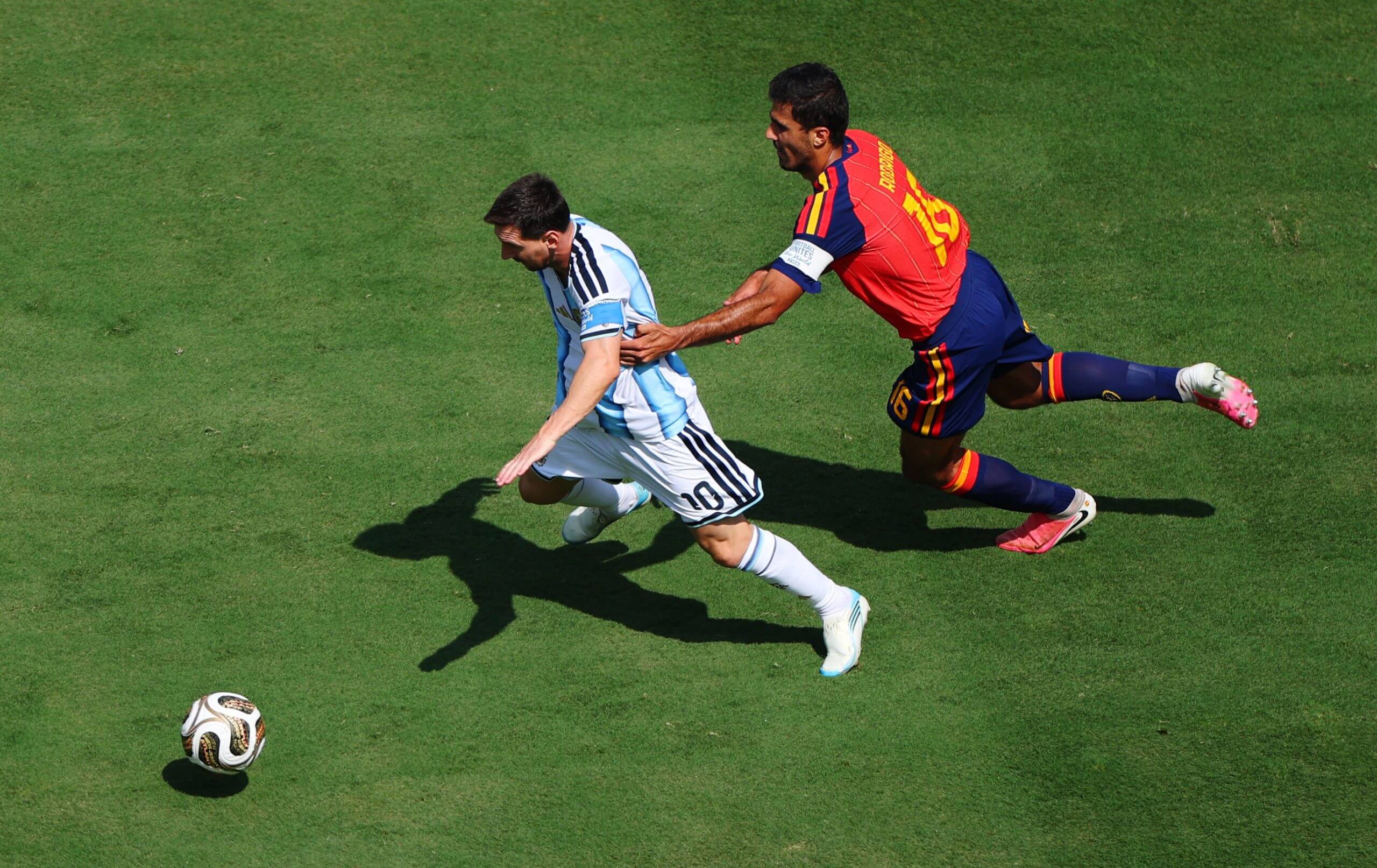 Rodri persigue a Messi