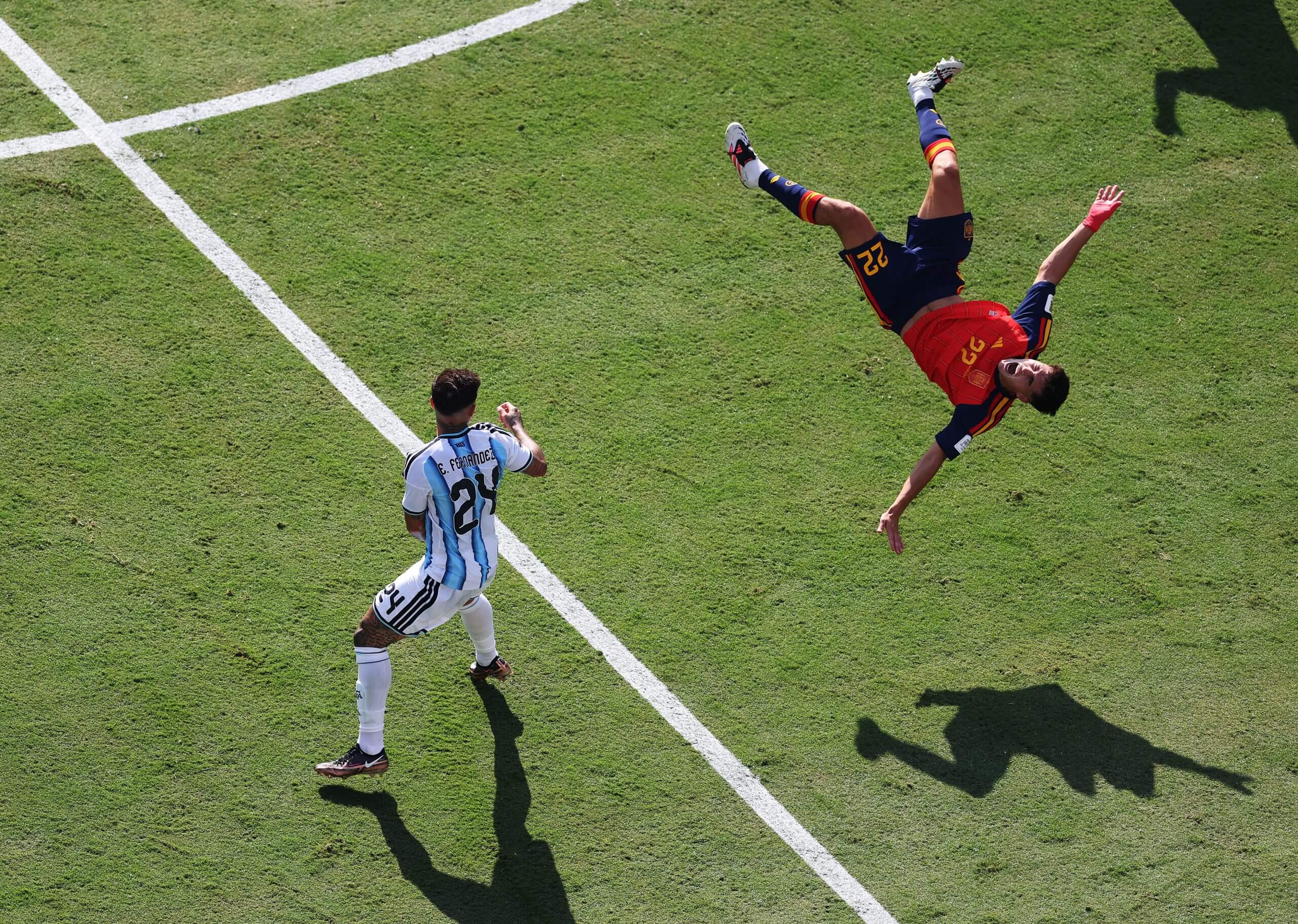 Enzo Fernández manda volar a Pau Kubarsi