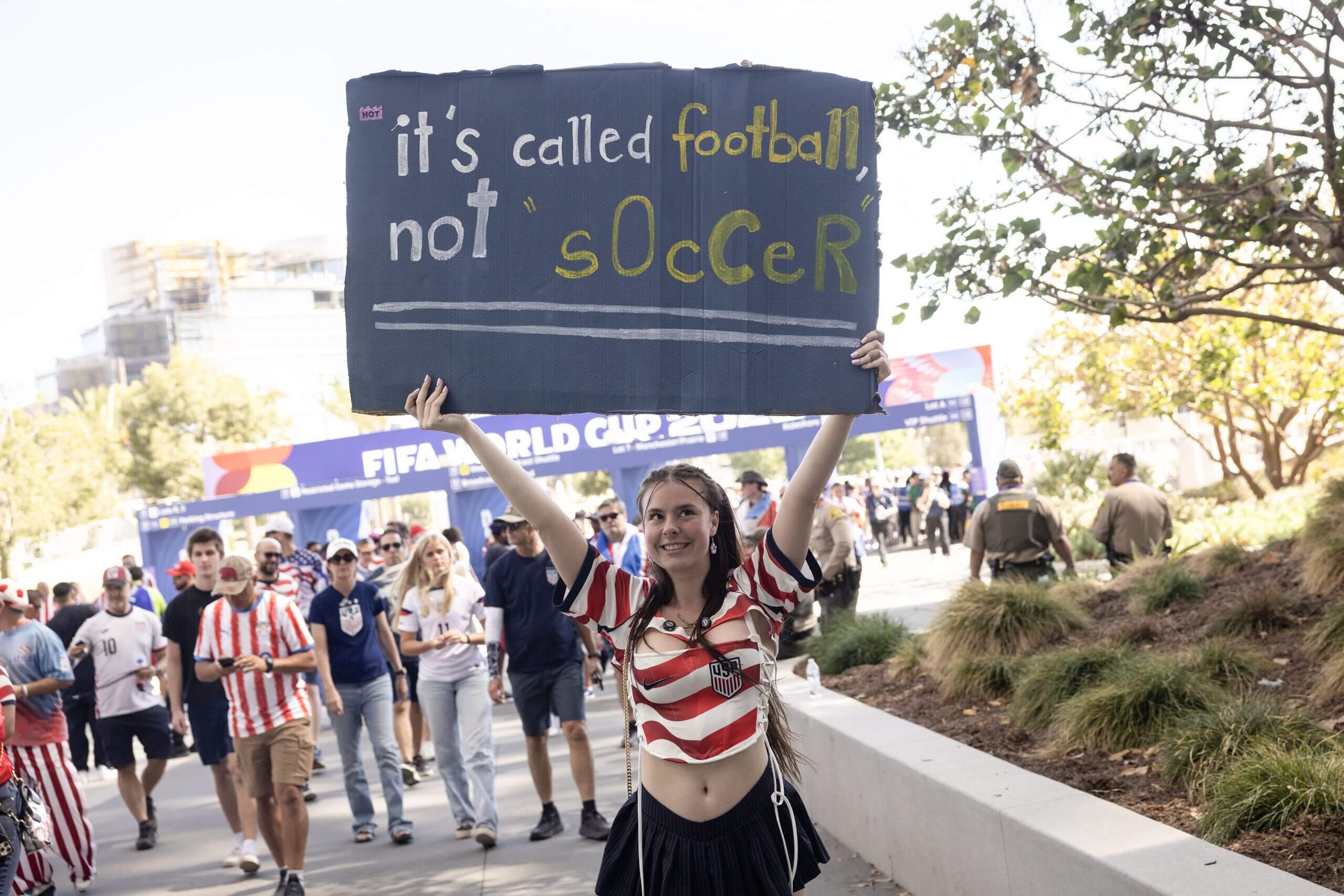 Un fanático del USMNT sostiene un cartel que dice 