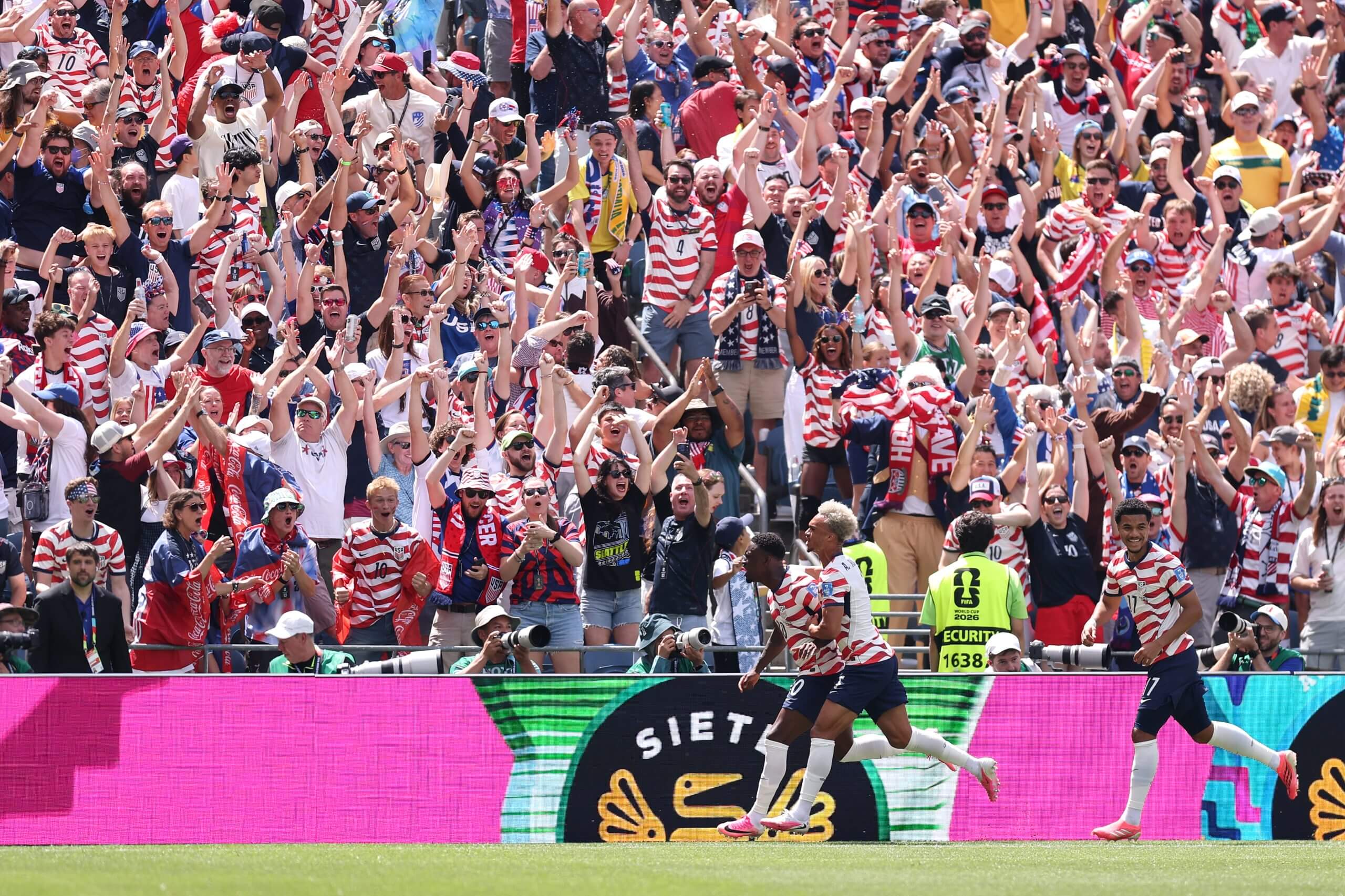 USMNT y sus seguidores celebran su primer gol contra Australia